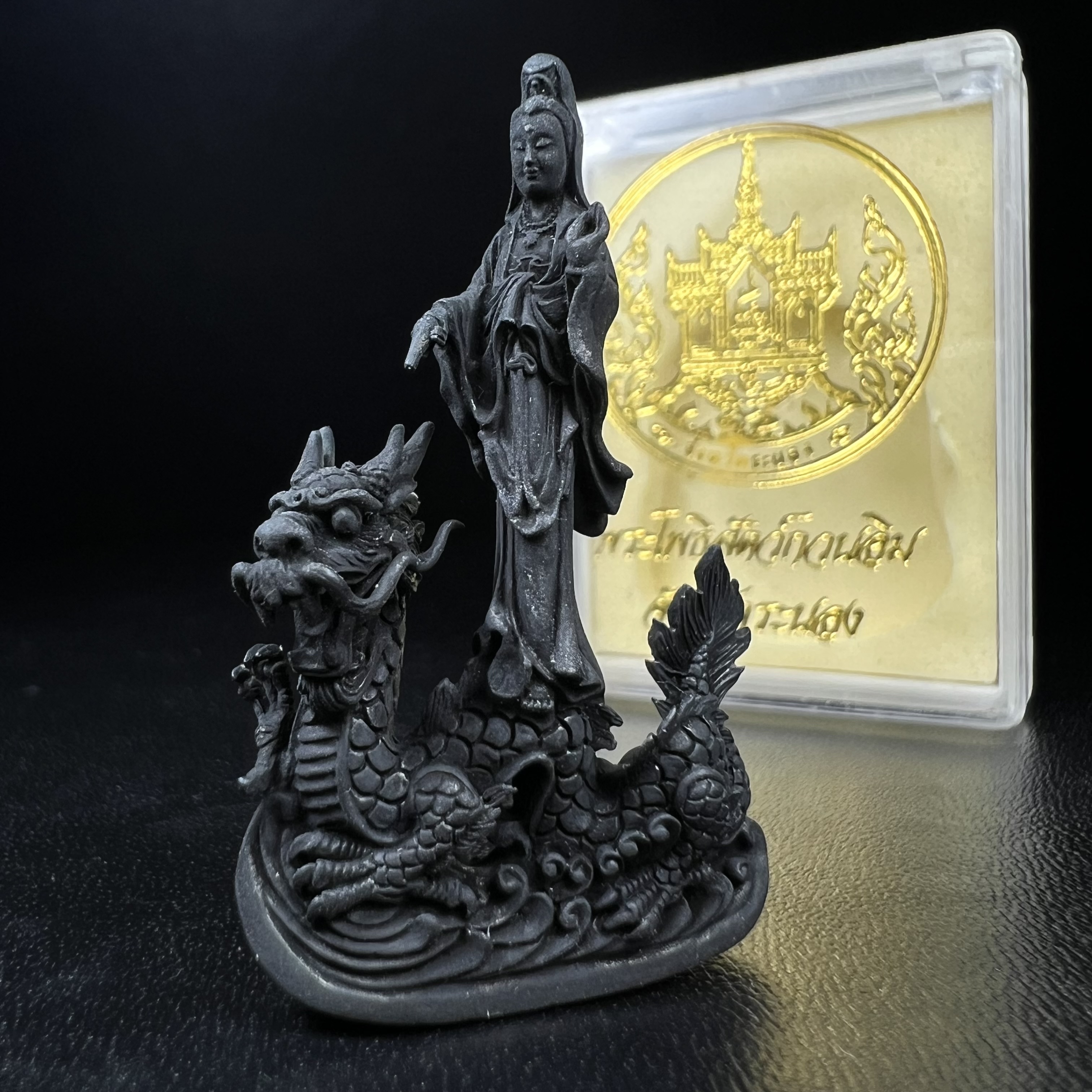 รูปหล่อลอยองค์พระโพธิสัตว์กวนอิม ทรงประทับมังกร จ.ระนอง พ.ศ.2539 เนื้อนวโลหะ พิมพ์ใหญ่(สวยงดงาม เข้มขลัง ทรงคุณค่า) เฉลิมฉลองในวโรกาสที่พระบาทสมเด็จพระเจ้าอยู่หัวทรงครองสิริราชสมบัติครบ 50 ปี(องค์หมายเลข๘๓๑๔)