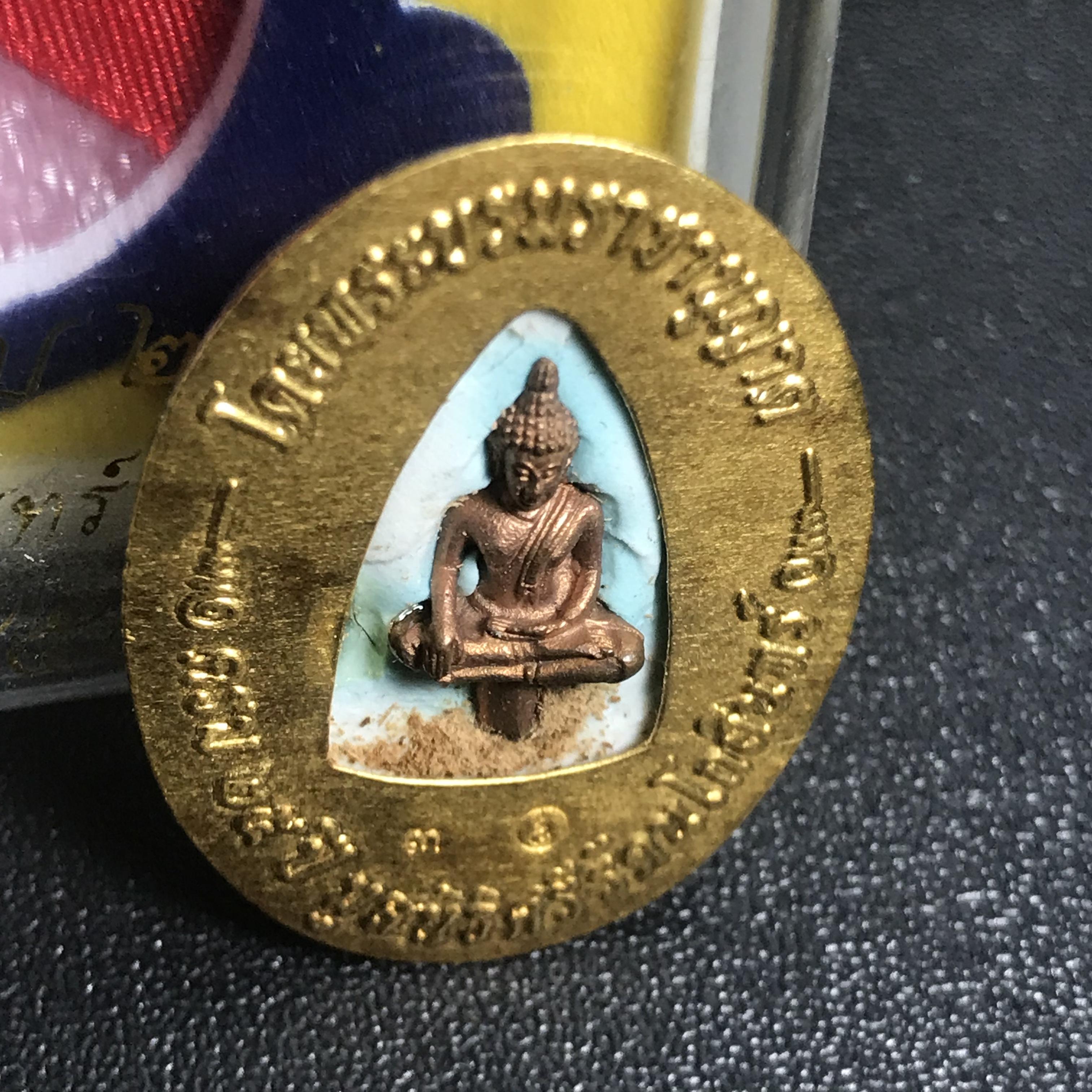 ล็อกเกตในหลวงรัชกาลที่9 ที่ระลึกครบ 25 ปี มูลนิธิศรีรัตนโกสินทร์ วัดสุทธาราม พ.ศ. 2550 พิมพ์ทรงวงรีรูปไข่ใหญ่ ฉากสีทอง หลังปิดแผ่นทองคำ ฝังพระยอดธง บรรจุมวลสารจิตรลดาและเกศาในหลวง ร.9 (หมายเลข 3)(นัมเบอร์สวยเลขตัวเดียว)(นิยมหายากสุด)(1 ใน 422 องค์)