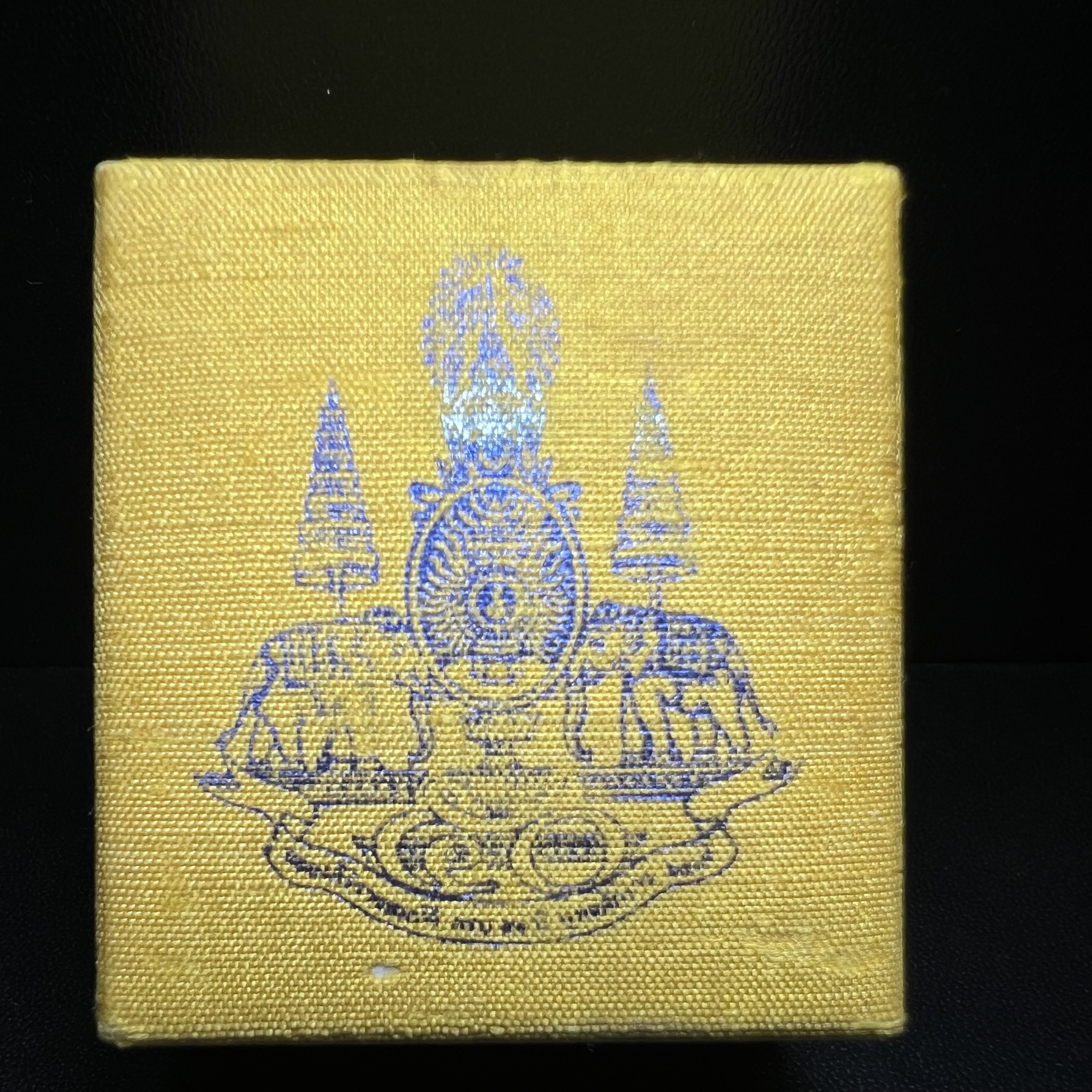 เหรียญพระพิฆเนศวร ญสส. ชุดกาญจนาภิเษกครองราชย์ 50 ปี พุทธศักราช 2538 พิมพ์ใหญ่(2.9 ซม.) เนื้อเงินผิวเดิมกลับดำขึ้นสีรุ้งเข้มขลังงดงามธรรมชาติสร้างสรรค์ สภาพสวยเดิมพร้อมกล่องบรรจุเดิม ตอกโค๊ดหมายเลขกำกับ(1ใน 5539องค์)สี สวย แบบ นิยม หายาก