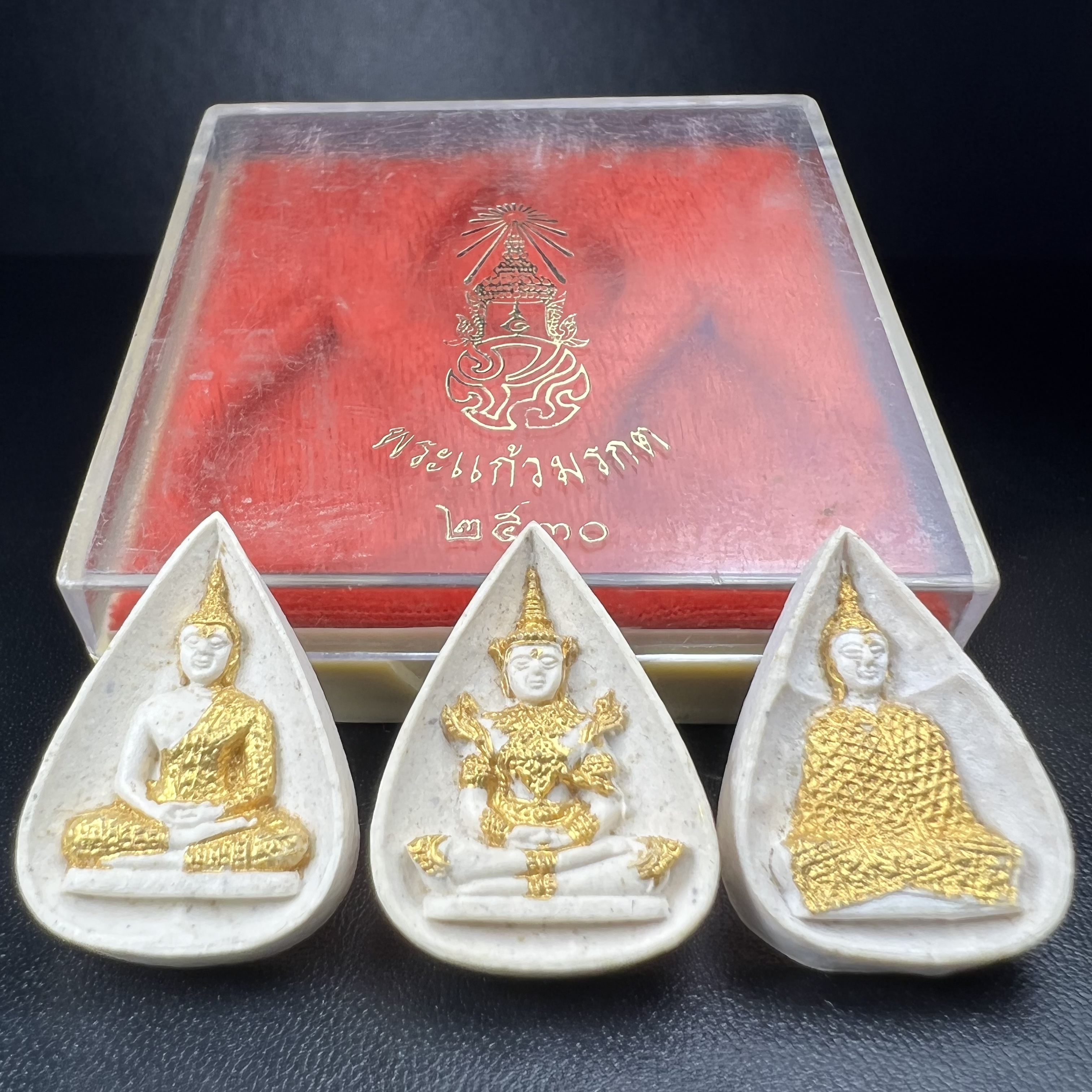 พระแก้วมรกต หลัง ภปร. เนื้อผง ปี2530 พระดี พิธีใหญ่ ประกอบพิธีพุทธาภิเษกพร้อมกับพิธีพระกริ่งปวเรศ ปี2530 วัดบวรนิเวศและวัดพระแก้ว(ครบชุดสามฤดูกล่องเดิมครบ)หายาก
