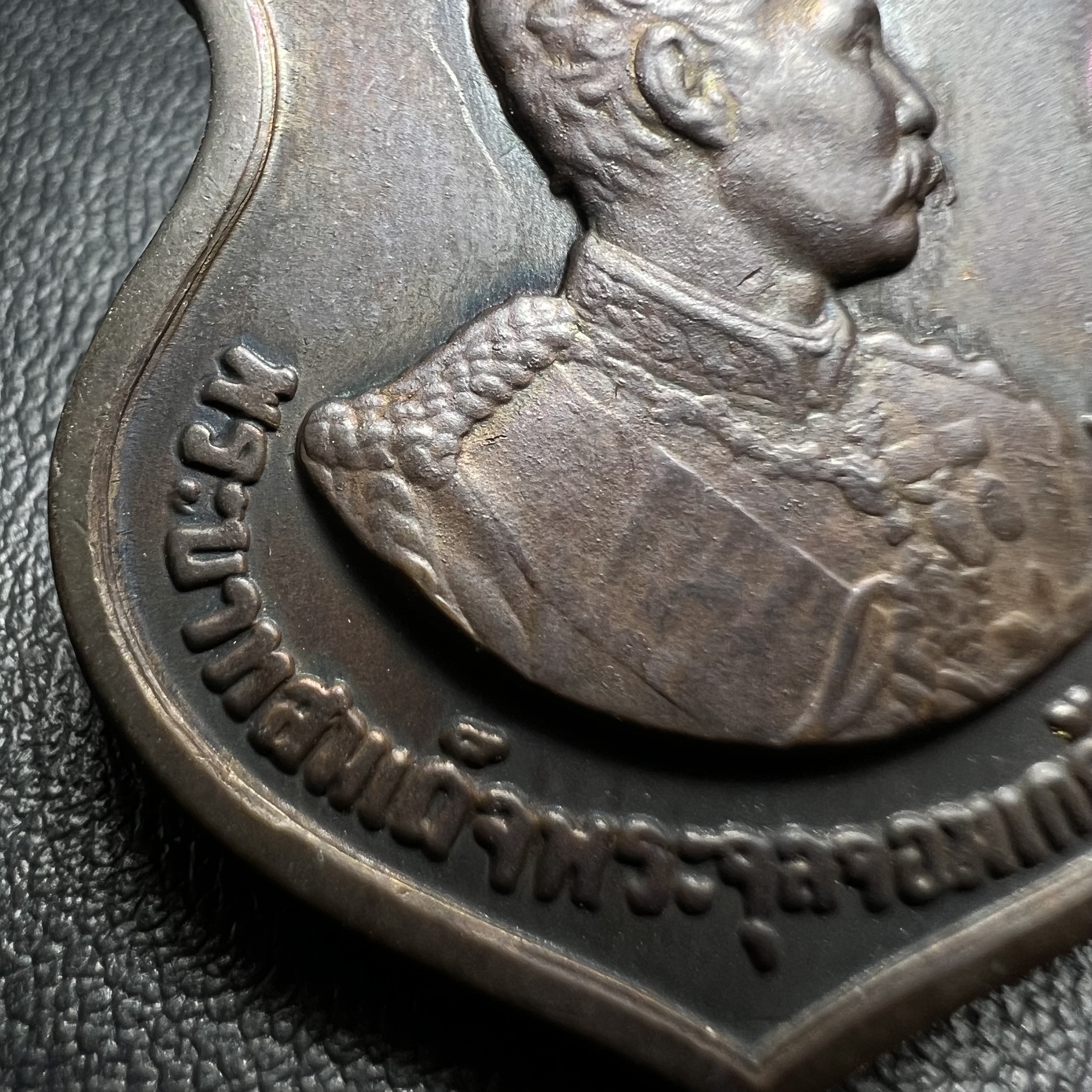 เหรียญรัชกาลที่ 5 ครบรอบ 80 ปี โรงเรียนนายร้อยพระจุลจอมเกล้า ปี2510(รุ่นเเรก) เนื้อทองแดง(คัดสวยสภาพเหรียญสวย สวย แบบนี้ปัจจุบันหายากมากแล้ว)หลวงปู่ทิม , หลวงปู่โต๊ะ และเกจิมีชื่อในยุคต้นปี 2500 หลายรูปร่วมปลุกเสก (พระดี ปีลึก พิธีใหญ่)