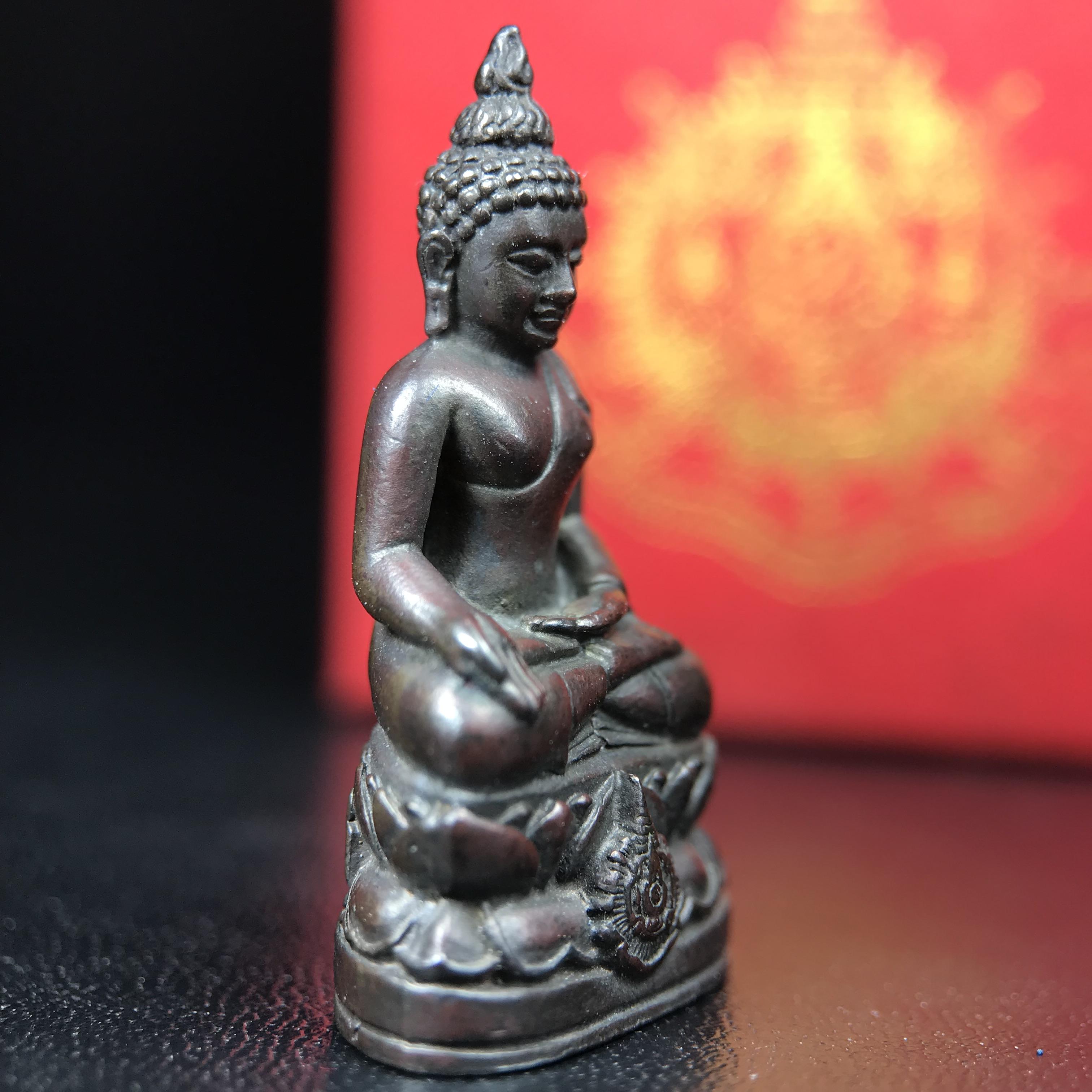 พระกริ่งไพรีพินาศ บรรจุเหล็กไหล ครั้งแรกและครั้งเดียวในประวัติศาสตร์ เฉลิมพระเกียรติ พระบาทสมเด็จพระเจ้าอยู่หัวรัชกาลที่9 พระชนมพรรษา 6 รอบ ปี2542 เนื้อนวโลหะผสมทองคำ(บรรจุเหล็กไหล)ดีนอก-ดีใน พิธีใหญ่ มวลสารเด่น (หายาก)