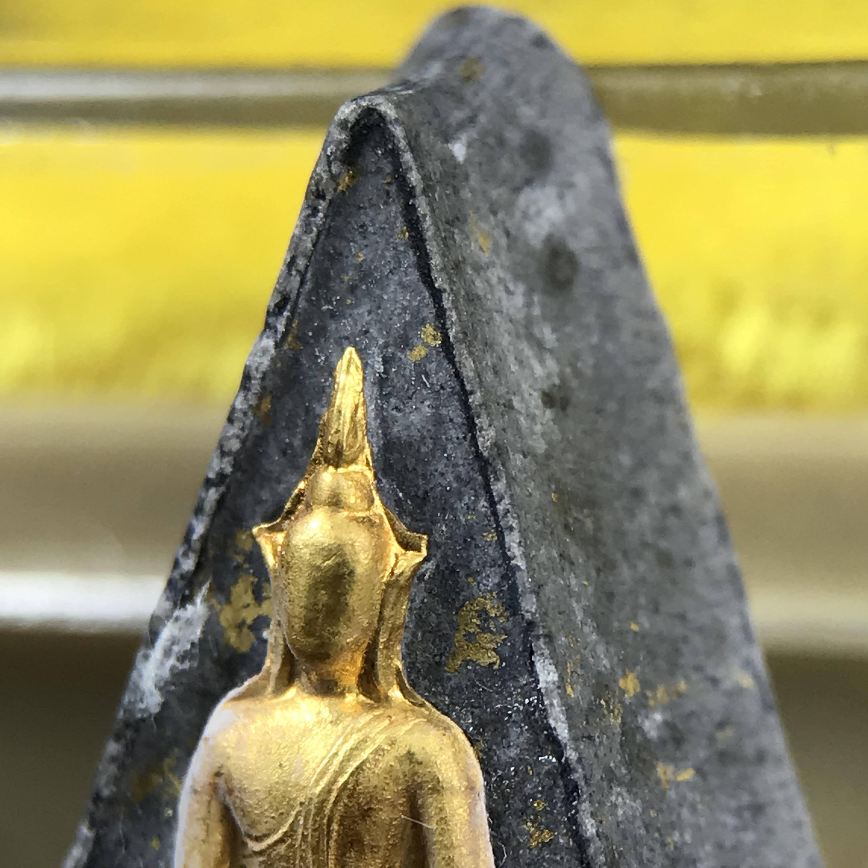 พระกำลังแผ่นดิน พระราชทาน วัดบวรนิเวศวิหาร ปี 2539 พิมพ์เล็กหน้ากากทองคำ (ในหลวง รัชกาลที่ 9 พระราชทานมวลสารจิตรลดา)นิยมหายาก