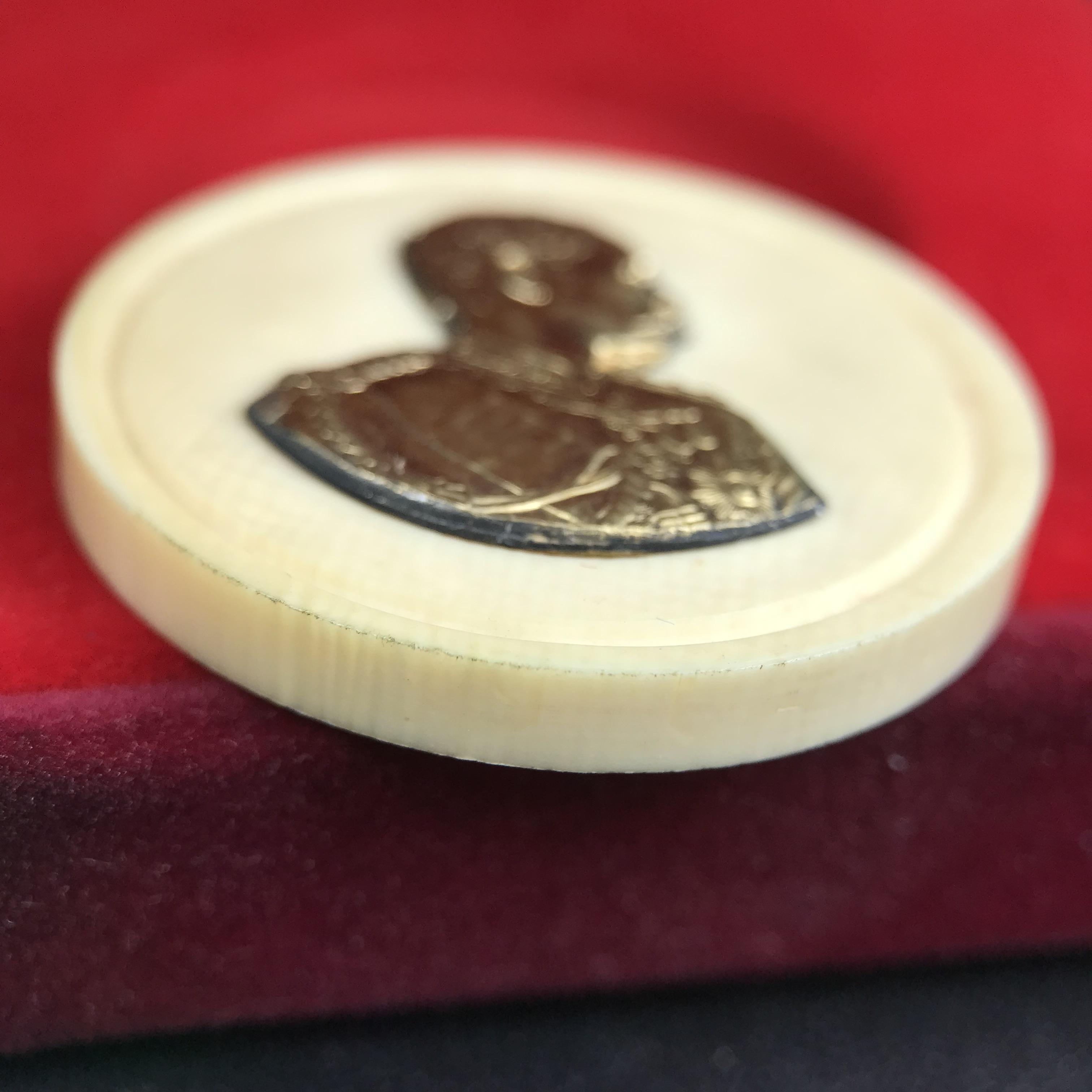 เหรียญรัชกาลที่ 5 คชสารหมื่นปี หลวงพ่ออุตตมะ วัดวังก์วิเวการาม ปี 2540 พิมพ์ใหญ่ขนาด 3.0 ซม. หน้ากากทองคำบริสุทธิ์ 99.99% (ผิวสวยเดิม)พร้อมกล่องบรรจุเดิมครบ(ควรคู่ผู้รู้คุณค่า ด้วยวัตถุมงคล เสริมบุญญาบารมี)