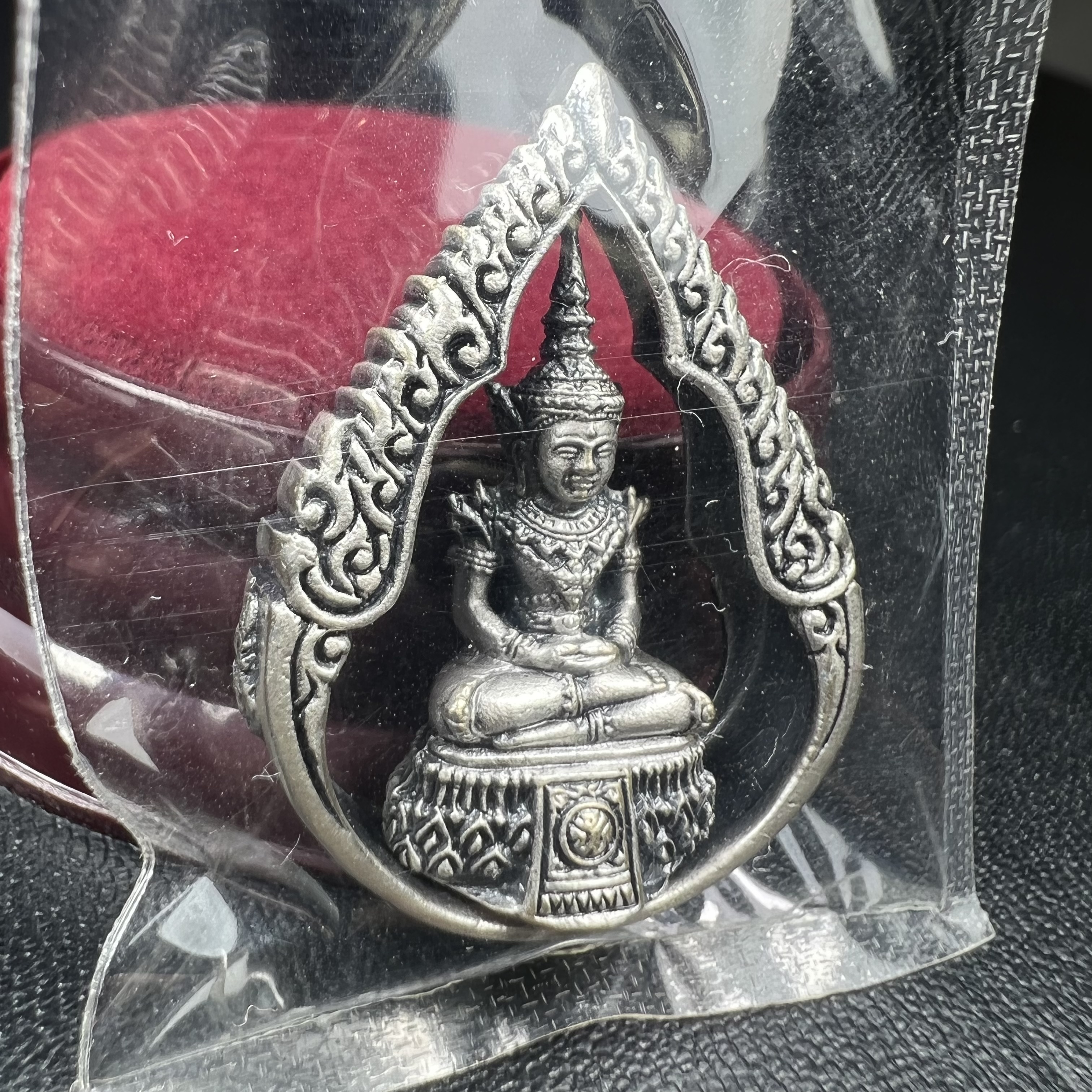 พระแก้วมรกต ภปร.(รุ่นแรก) ปี2545 รุ่นฉลองกรุงรัตนโกสินทร์ครบ 220 ปี พิมพ์ลอยองค์ทรงหยดน้ำ เนื้ออัลปาก้า ชุบเงินลงดำ ขนาด 18*27 มม. พร้อมครอบตั้งโชว์เดิม องค์พระซีนซองเดิม สวยครบสมบูรณ์