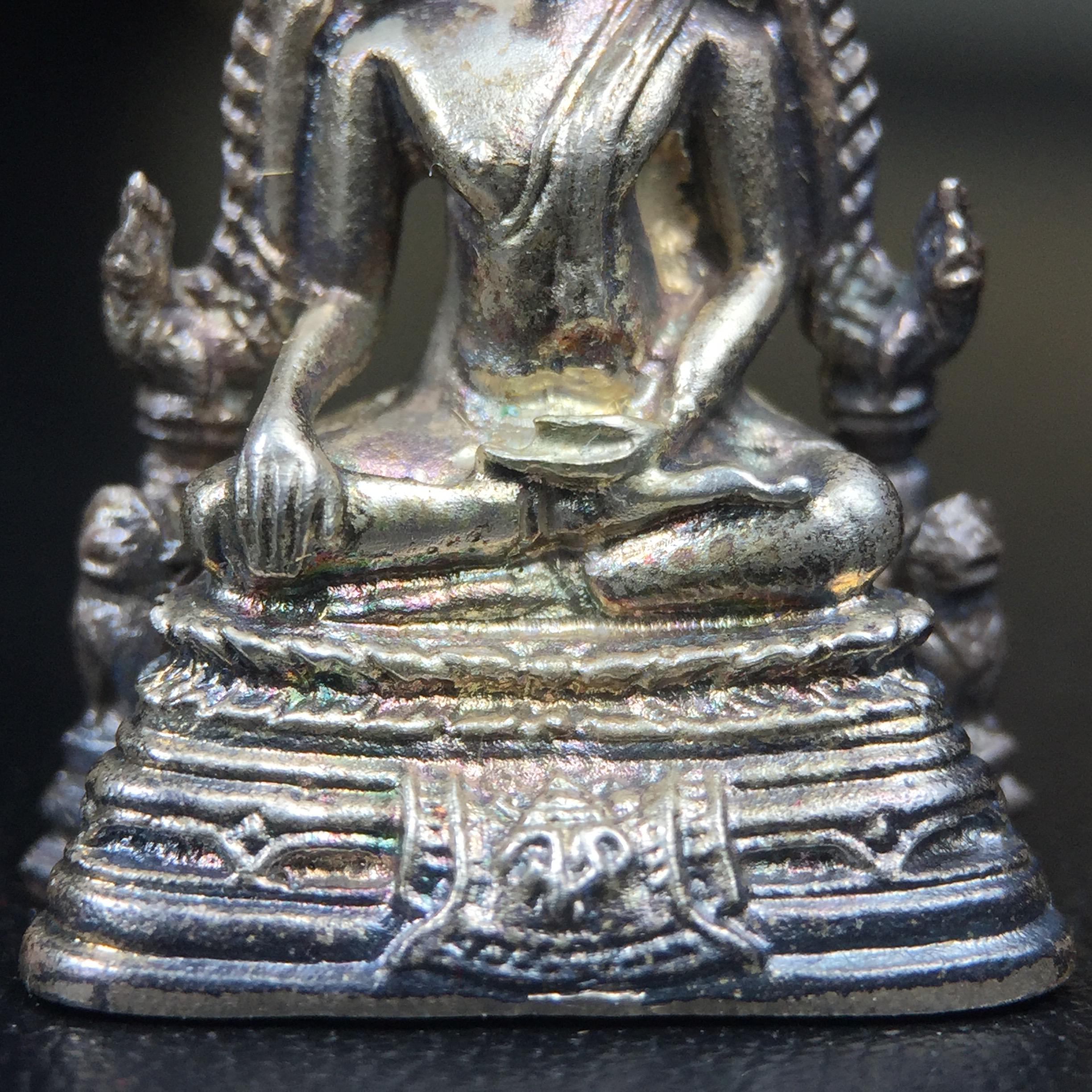 พระกริ่งพระพุทธชินราช มวก. วัดเบญจมบพิตร ปี 2519(รุ่นพิเศษ รุ่นแรก รุ่นเดียว)เนื้อเงิน(สภาพสวยผิวเดิมติดรุ้งผิวขึ้นน้ำทองสวยมีเสน่ห์ตามกาลเวลา)(ในหลวงรัชกาลที่9และสมเด็จพระราชินีเสด็จฯเททอง)(พิธีใหญ่ เกจิอาจารย์ในยุคยอดนิยมร่วมปลุกเสก) (องค์หมายเลข ๒๕๓๐)