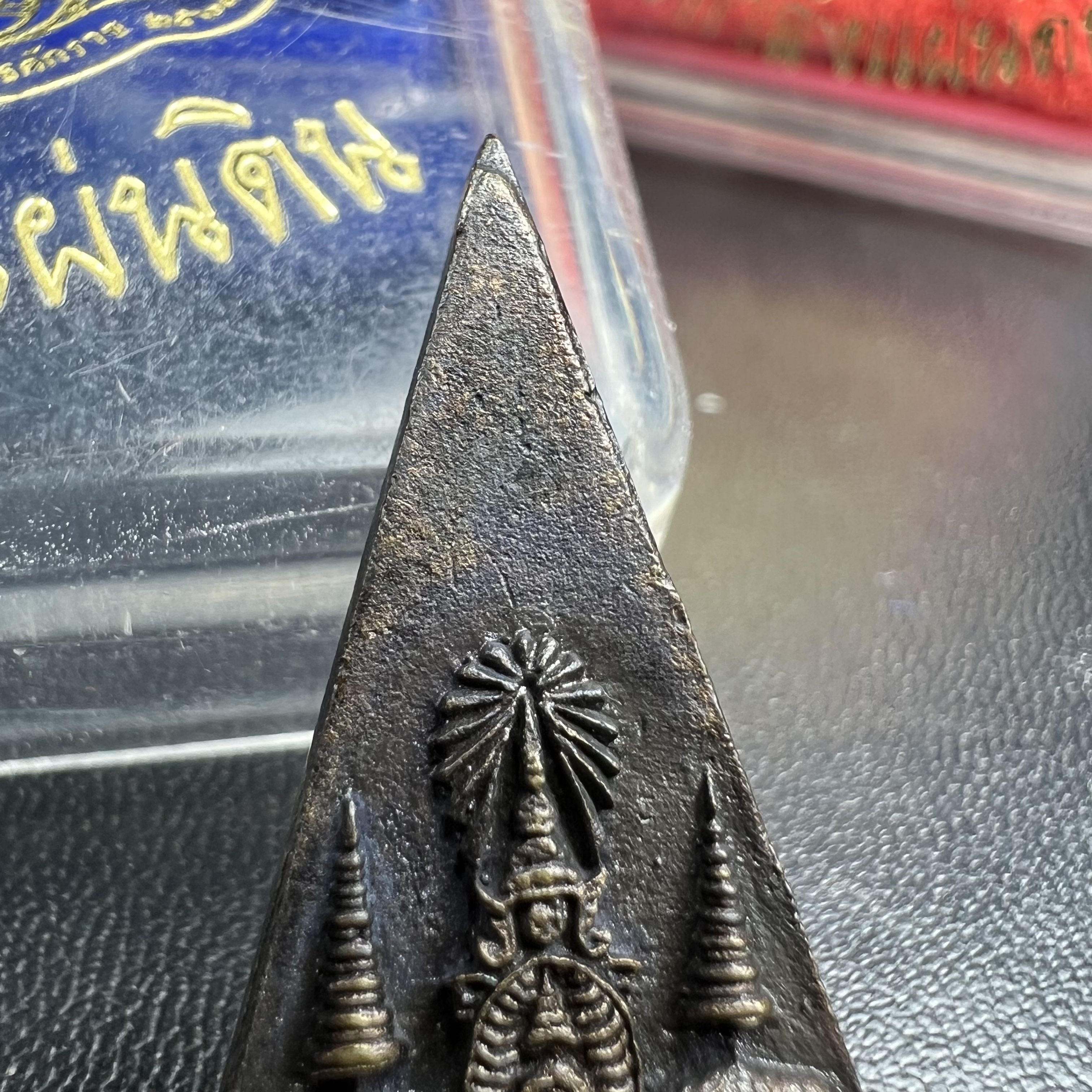 พระกำลังแผ่นดิน (สมเด็จจิตรลดา2) จัดสร้างเฉลิมพระเกียรติ ร.9 ครองราชย์ 50 ปี 2539 เนื้อเงิน(ผิวเดิมกลับดำ รุ้งๆสวย)+เนื้อนวโลหะ(สร้างน้อยหายาก)พร้อมกล่องบรรจุเดิม(1ใน2539องค์)