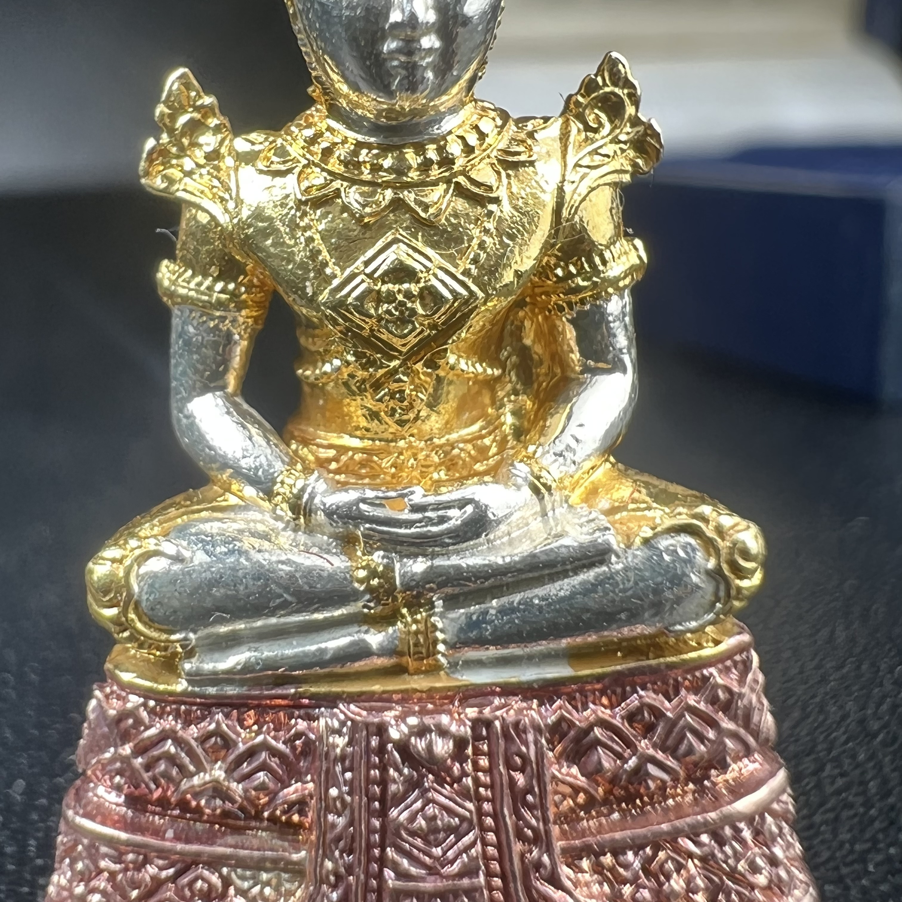 พระแก้วมรกต กรมสรรพสามิตจัดสร้างขึ้นเนื่องในโอกาสครบรอบ 64 ปีของกรมสรรพสามิต และเนื่องในวโรกาสที่พระบาทสมเด็จพระเจ้าอยู่หัวทรงครองราชย์ครบ 50 ปีในปีกาญจนาภิเษก เมื่อ พ.ศ.2539 เนื้อเงินรมดำขัดเงา(ชุบสามกษัตริย์ใหม่)พร้อมกล่องบรรจุเดิม