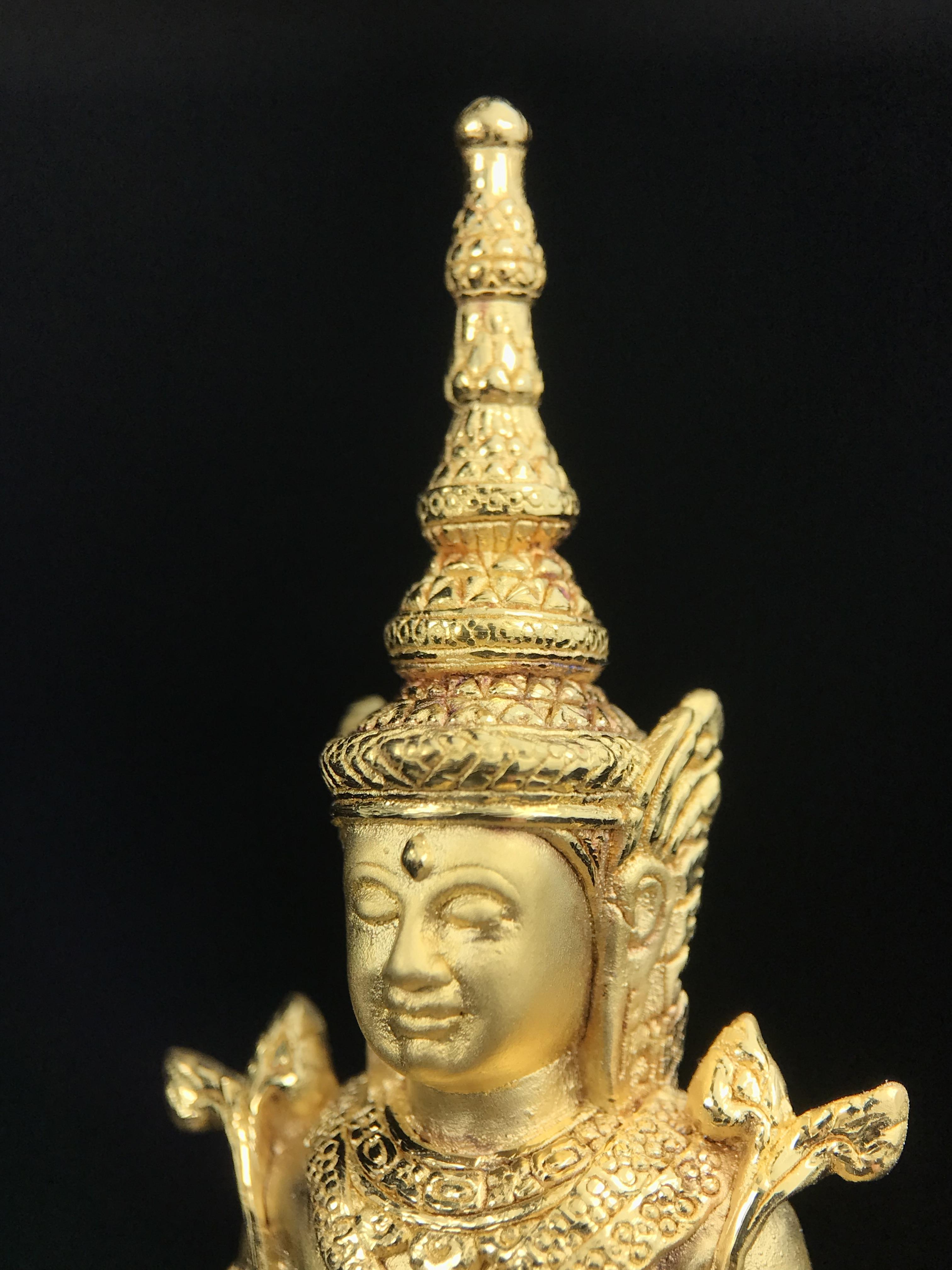 พระแก้วมรกต ภปร.(รุ่นแรก)ปี2545 รุ่นฉลองกรุงรัตนโกสินทร์ครบ 220 ปี หล่อลอยองค์ เนื้อทองคำบริสุทธิ์99.99% ขนาดบูชา 50*90 มม.(องค์หมายเลข ๗๘๙)(เลขมังกร 789 พลังแห่งความ มั่งคั่ง ร่ำรวย อำนาจ บารมี)สุดยอดมงคลแผ่นดินที่ควรเก็บรักษา บูชาเป็นมงคลชีวิต(หายากมาก)