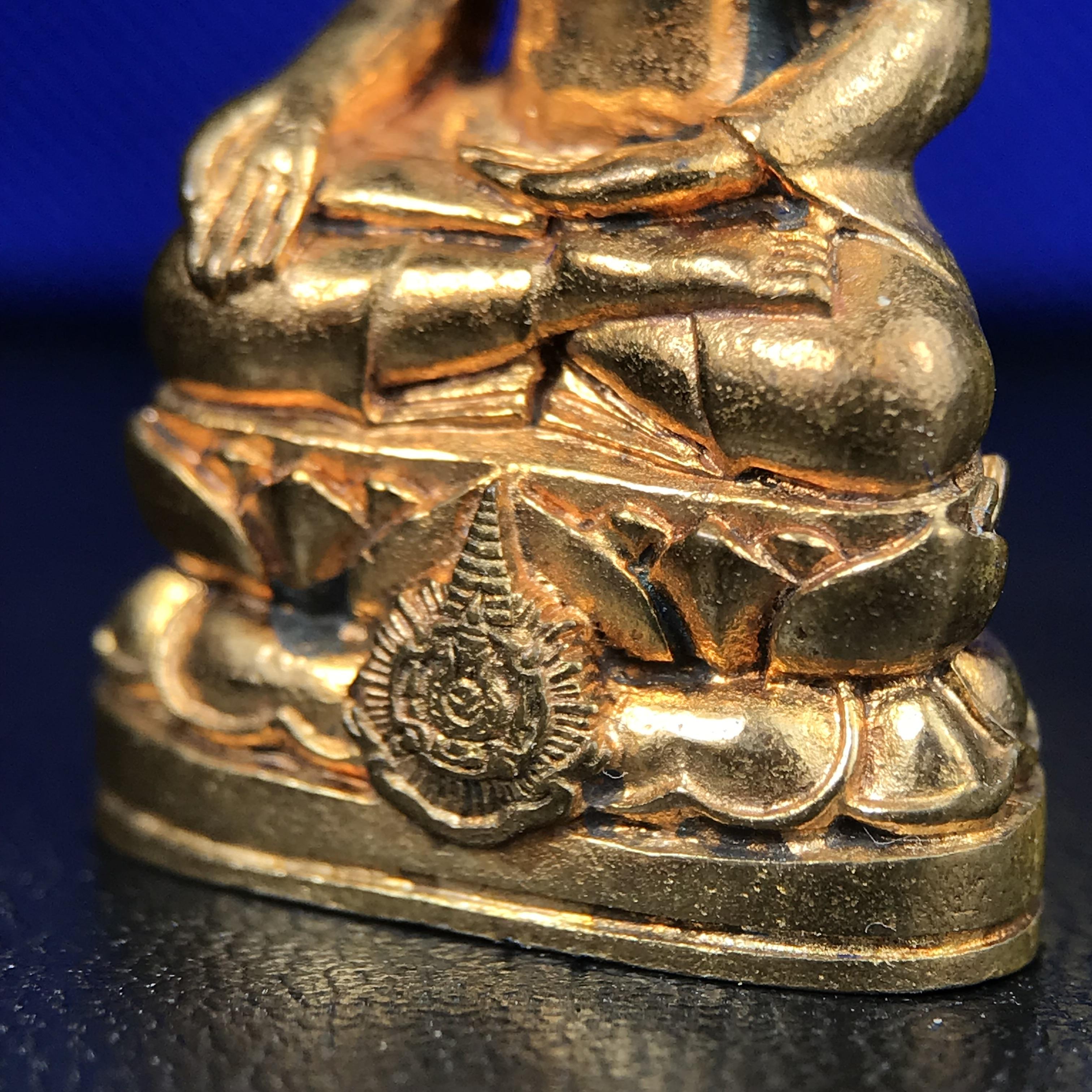 พระกริ่งไพรีพินาศ บรรจุเหล็กไหล ครั้งแรกและครั้งเดียวในประวัติศาสตร์ เฉลิมพระเกียรติ พระบาทสมเด็จพระเจ้าอยู่หัวรัชกาลที่9 พระชนมพรรษา 6 รอบ ปี2542 เนื้อสัมฤทธิ์(บรรจุเหล็กไหล)ดีนอก-ดีใน พิธีใหญ่ มวลสารเด่น (หายาก)