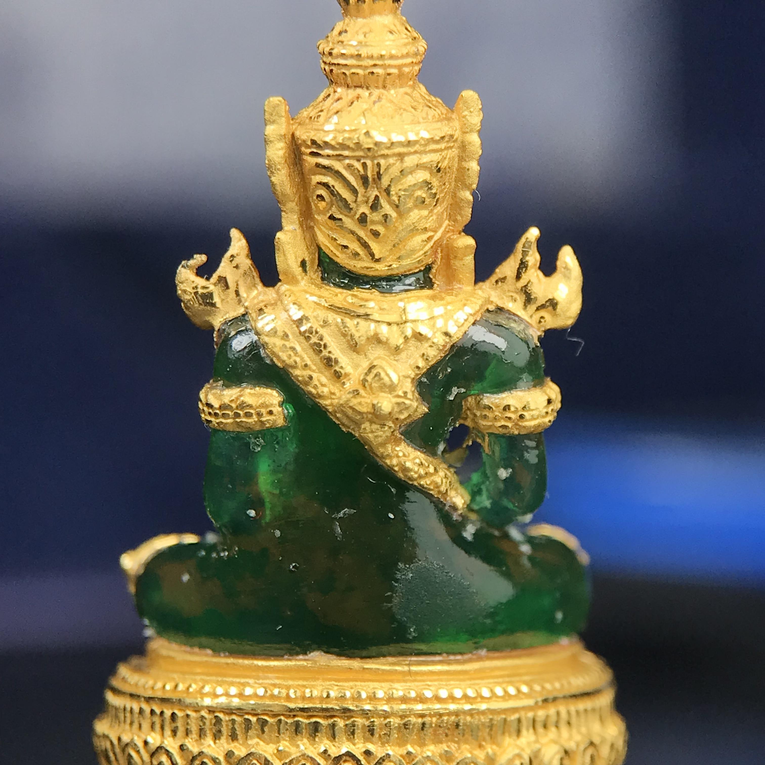 พระแก้วมรกต ภปร. จัดสร้างโดย รพ.ภูมิพลฯ ปี2547 ลอยองค์ขนาดหน้าตัก 1/2 นิ้ว เนื้อเรซิ่นหุ้มทองคำ99.99 งดงามทรงคุณค่าอีกหนึ่งรุ่นยอดนิยม หายาก