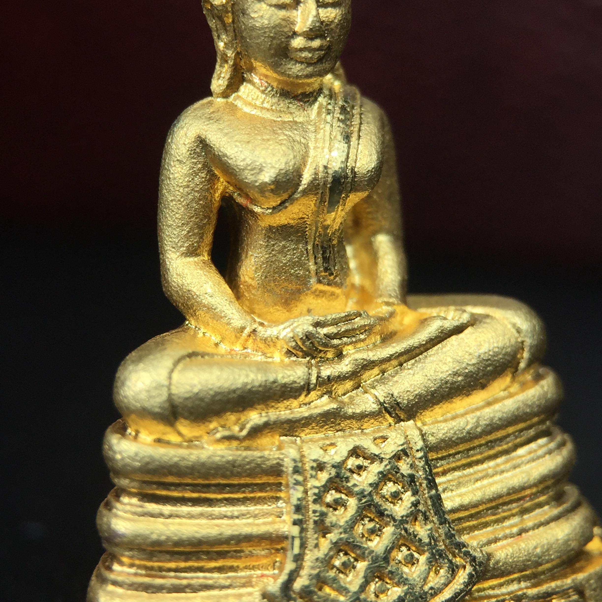 พระพุทธโสธร(หลวงพ่อโสธร) รุ่นสร้างอุโบสถ ปี2539 เนื้อเงิน(ชุบทองพ่นทรายขัดเงาบางส่วน สวยดุจทองคำ) ลอยองค์พิมพ์ใหญ่ สภาพสวยกล่องบรรจุเดิมครบสมบูรณ์(แบบนี้หายาก)(งานแพรนด้า จิวเวลรี่)สวยงดงาม