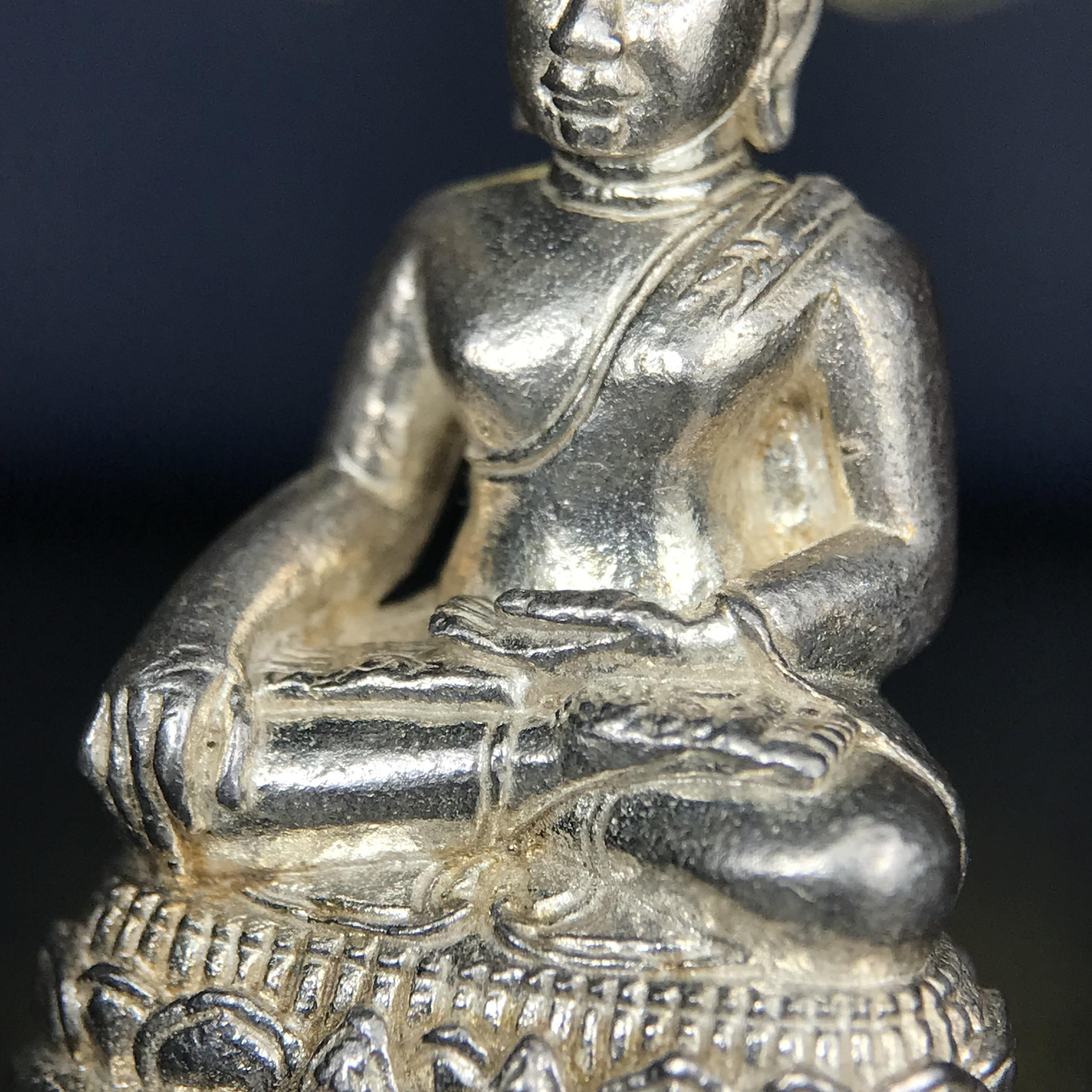 พระกริ่งพระพุทธนรสีห์ จปร.+ภปร. ครบรอบ 100 ปี ธนาคารไทยพาณิชย์ ปี 2550 พระกริ่งเนื้อเงิน(หายาก)(พุทธศิลป์งดงาม)ด้านหน้าฐานประดับด้วยตราสัญลักษณ์ "จปร" และ "ภปร" (องค์เนื้อเงินสร้างน้อย พบเจอน้อยหายาก)1 ใน 2500 องค์