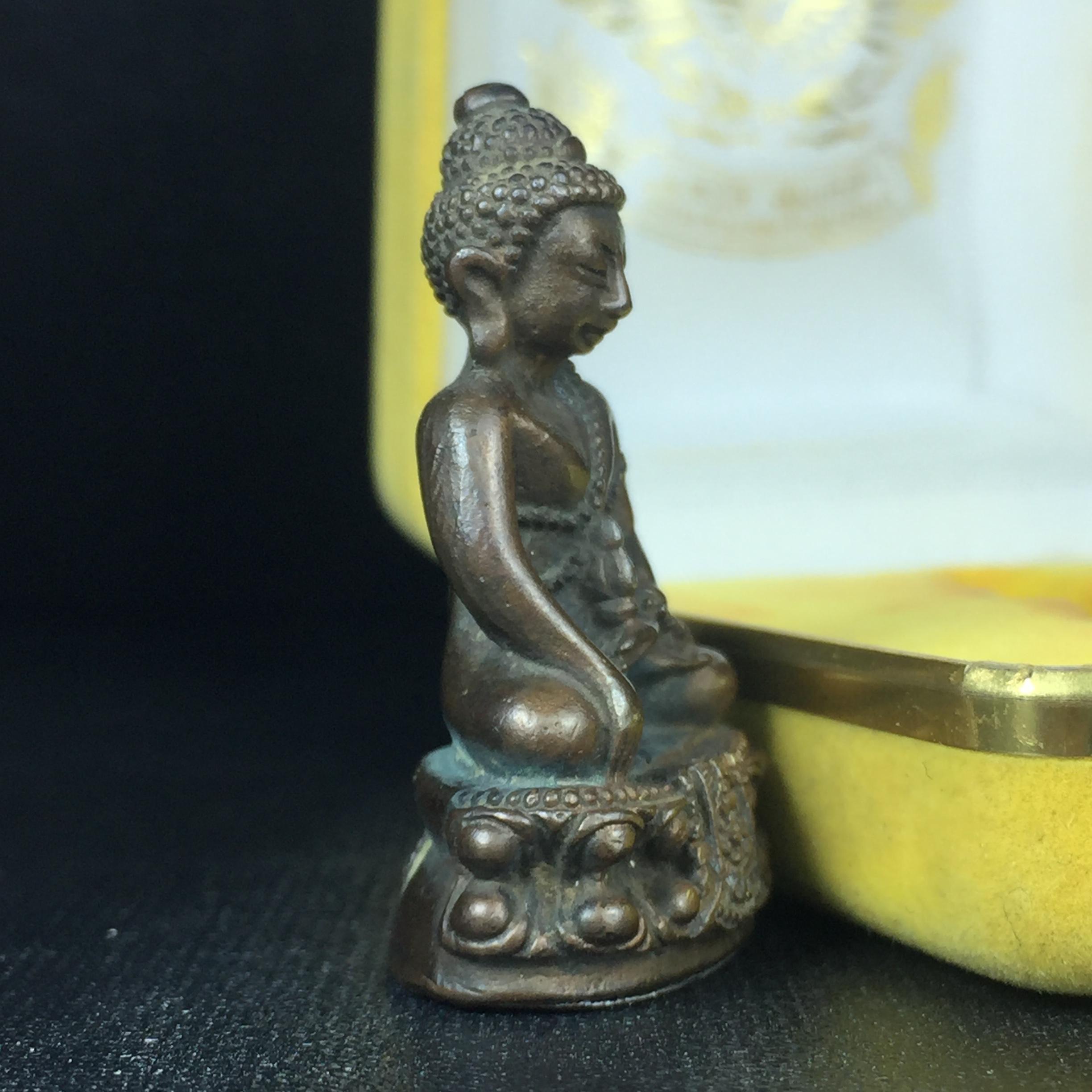 พระกริ่งคุ้มเกล้าฯ มหามงคล(วัตถุมงคล"คุ้มเกล้าฯ") ภปร. รพ.ภูมิพล เนื้อนวโลหะพิมพ์หน้าจีน(กล่องพิเศษกรรมการหายาก)(ในหลวงรัชกาลที่9เสด็จเททอง)(1ใน9720องค์)