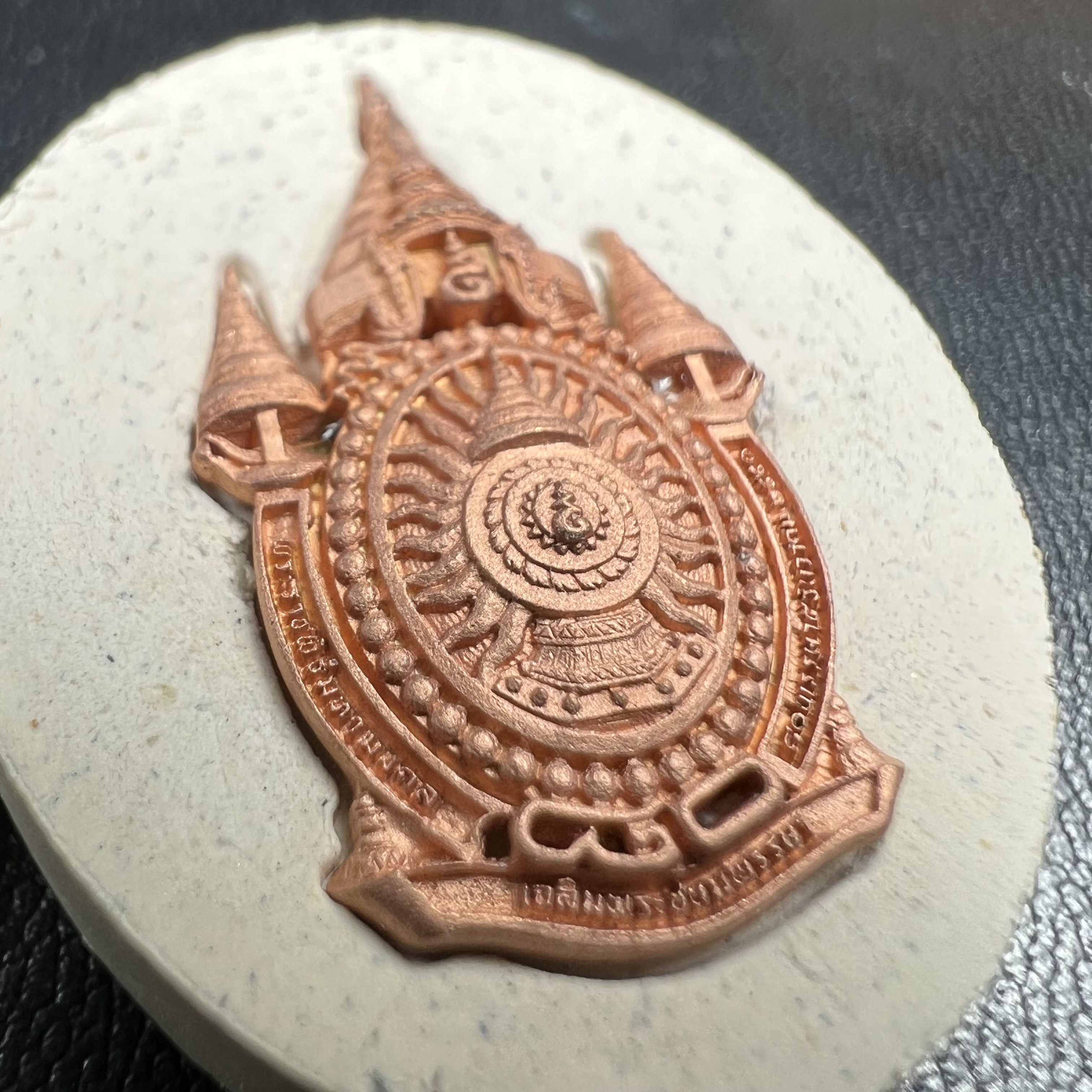 เหรียญรูปหล่อพระบาทสมเด็จพระเจ้าอยู่หัวในหลวงทรงงาน“รุ่นเย็นศิระเพราะพระบริบาล 80พรรษา มหากษัตริย์คู่แผ่นดินสยาม” พ.ศ.2550 เนื้อผง พุทธคุณ (ผงจิตรลดาพระราชทาน)ด้านหลังสัญลักษณ์ 80พรรษา เนื้อทองคำ+เงิน+ทองแดง(ขนาด27*35 มม.)พร้อมกล่องบรรจุเดิมครบ(1ชุด3องค์)