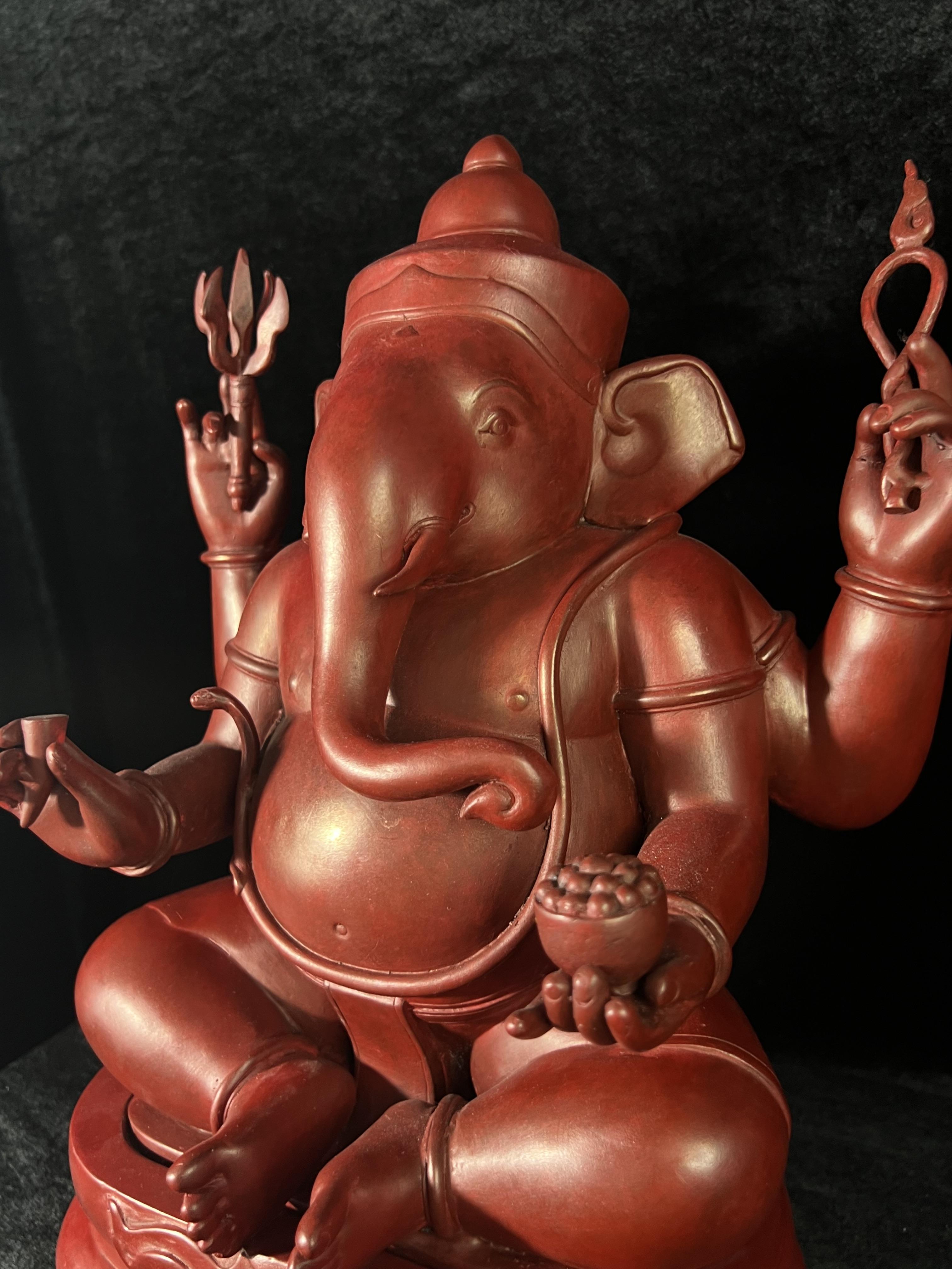 พระพิฆเนศวร 65 ปี คณะจิตรกรรมฯ มหาวิทยาลัยศิลปากร ปี 2551 ขนาดบูชาลอยองค์ หน้าตัก 9 นิ้ว(เนื้อสำริดแดงพลาติน่า)***สีแดงหายาก*** ออกแบบและปั้นโดย รองศาสตราจารย์วิชัย สิทธิรัตน์ ปัจจุบันดำรงตำแหน่งทางวิชาการเป็นศาตราจารย์ ศิลปินแห่งชาติสาขาประติมากรรม