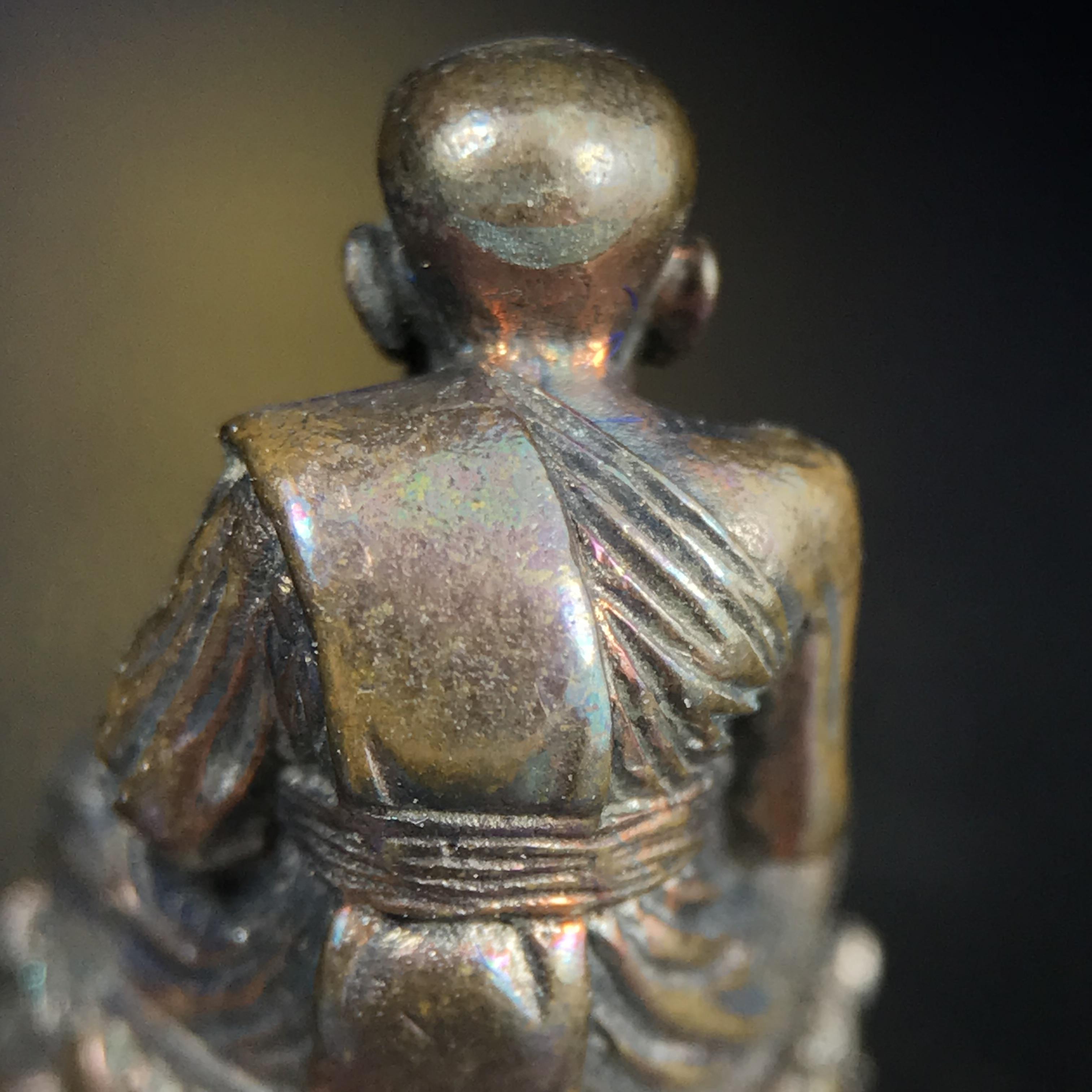 รูปเหมือนหล่อลอยองค์หลวงปู่ทวด รุ่น 111ปี กระทรวงกลาโหม เนื้อนวโลหะรมดำ-ปัดเงา ปี2540 พิธีใหญ่ เข้มขลัง นิยม พร้อมกล่องบรรจุเดิม(คัดสภาพสวยผิวเทพๆผิวรุ้งๆ)ทั้งพิธีทั้งพุทธศิลป์ทรงคุณค่าอีกหนึ่งรุ่นยอดนิยม