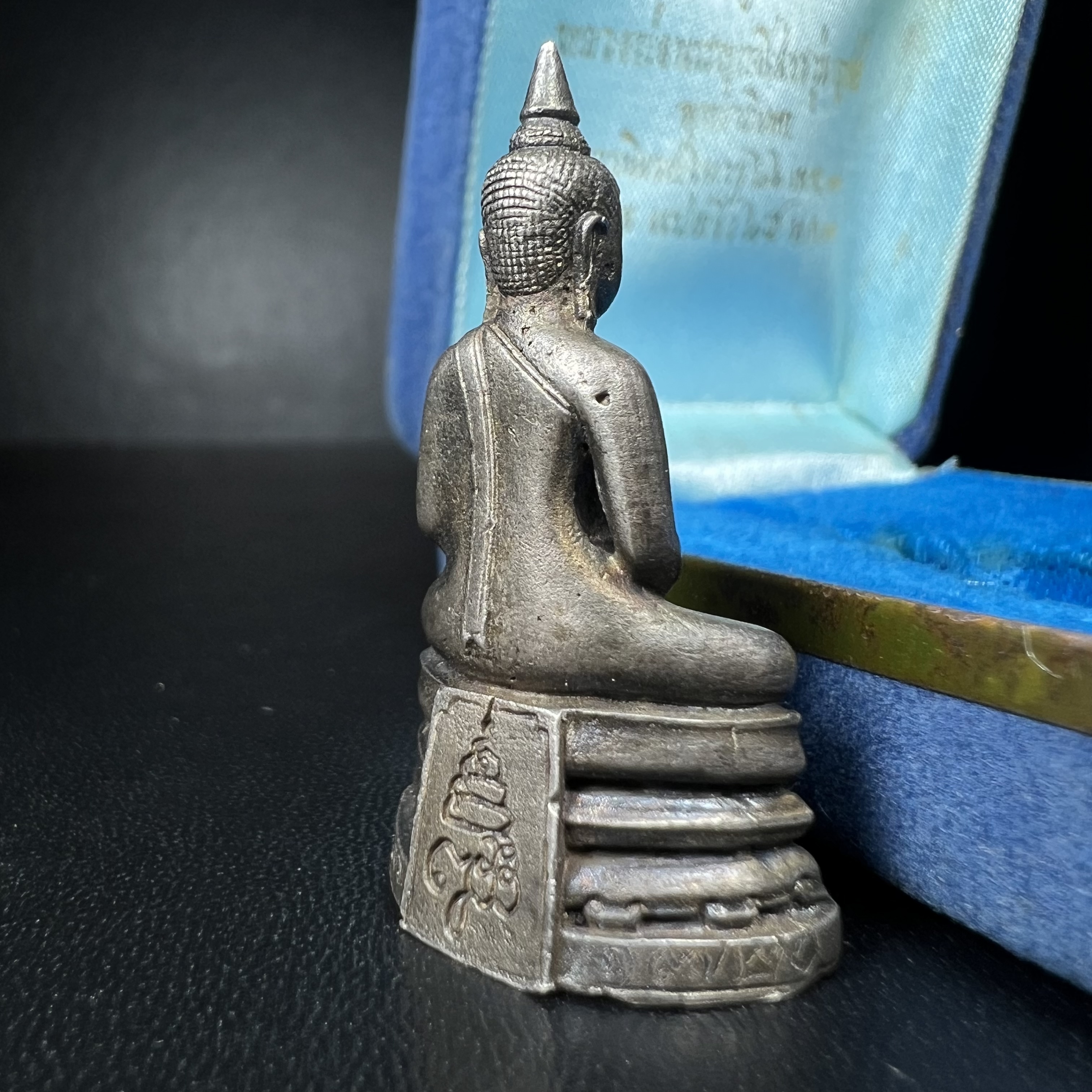 หลวงพ่อพระพุทธโสธร รุ่น ญสส. ปี 2533 พิมพ์ใหญ่เนื้อเงินผสมชนวน ผิวเดิมสวยเข้มขลังพร้อมกล่องบรรจุเดิมครบ(สมเด็จพระญาณสังวร สมเด็จพระสังฆราช เสด็จเป็นองค์ประธานเททอง)พระดีพิธีใหญ่ชนวนมวลสารเข้มขลังและเป็นอีกหนึ่งผลงานของนายช่างเกษม มงคลเจริญ งดงามทรงคุณค่า