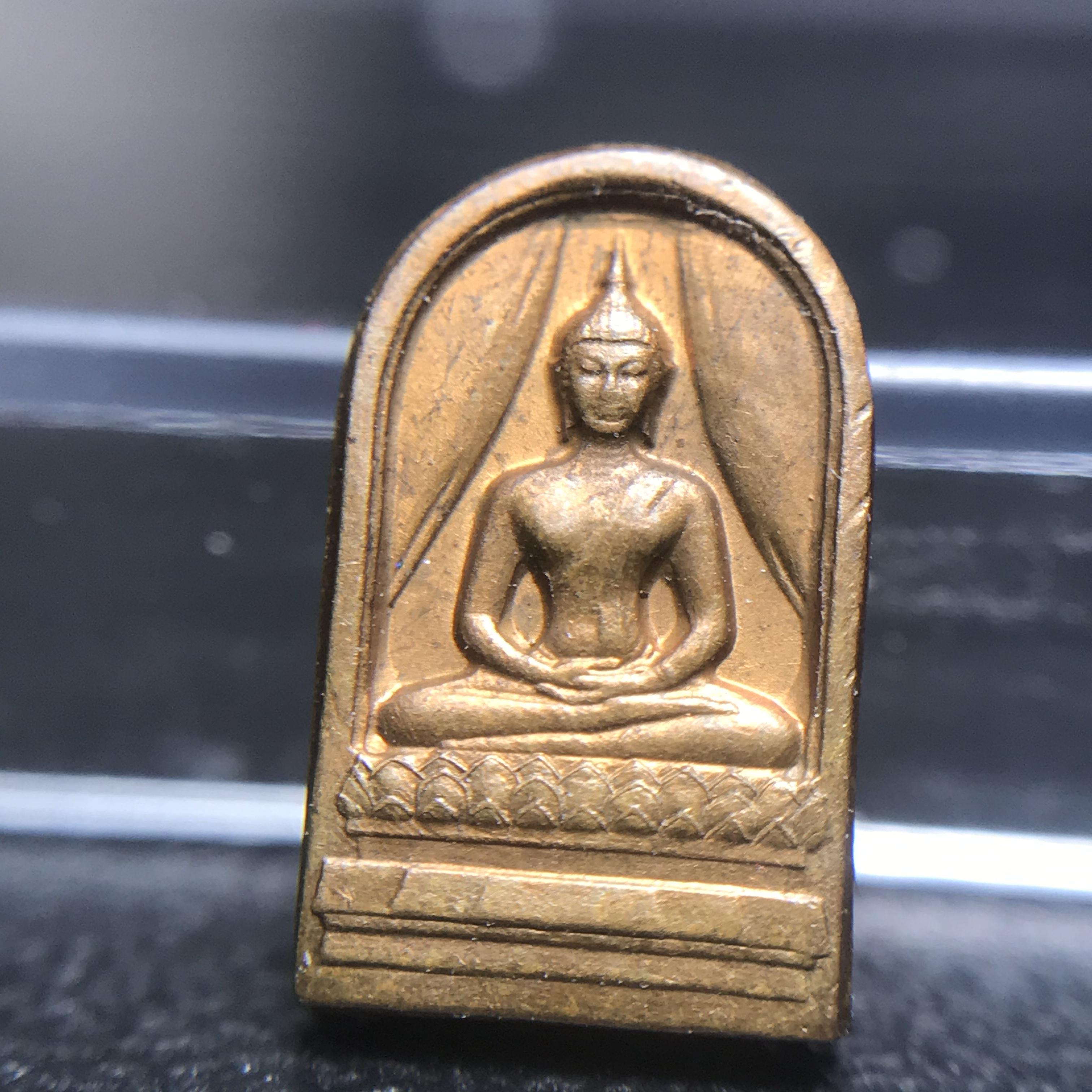 พระปรกใบมะขาม พระพุทธสิหิงค์ ภปร ธรรมศาสตร์ 50ปี เนื้อทองแดง(ในหลวงรัชกาลที่9 เสด็จเททอง)(พระปรกใบมะขาม ภปร รุ่นแรก)