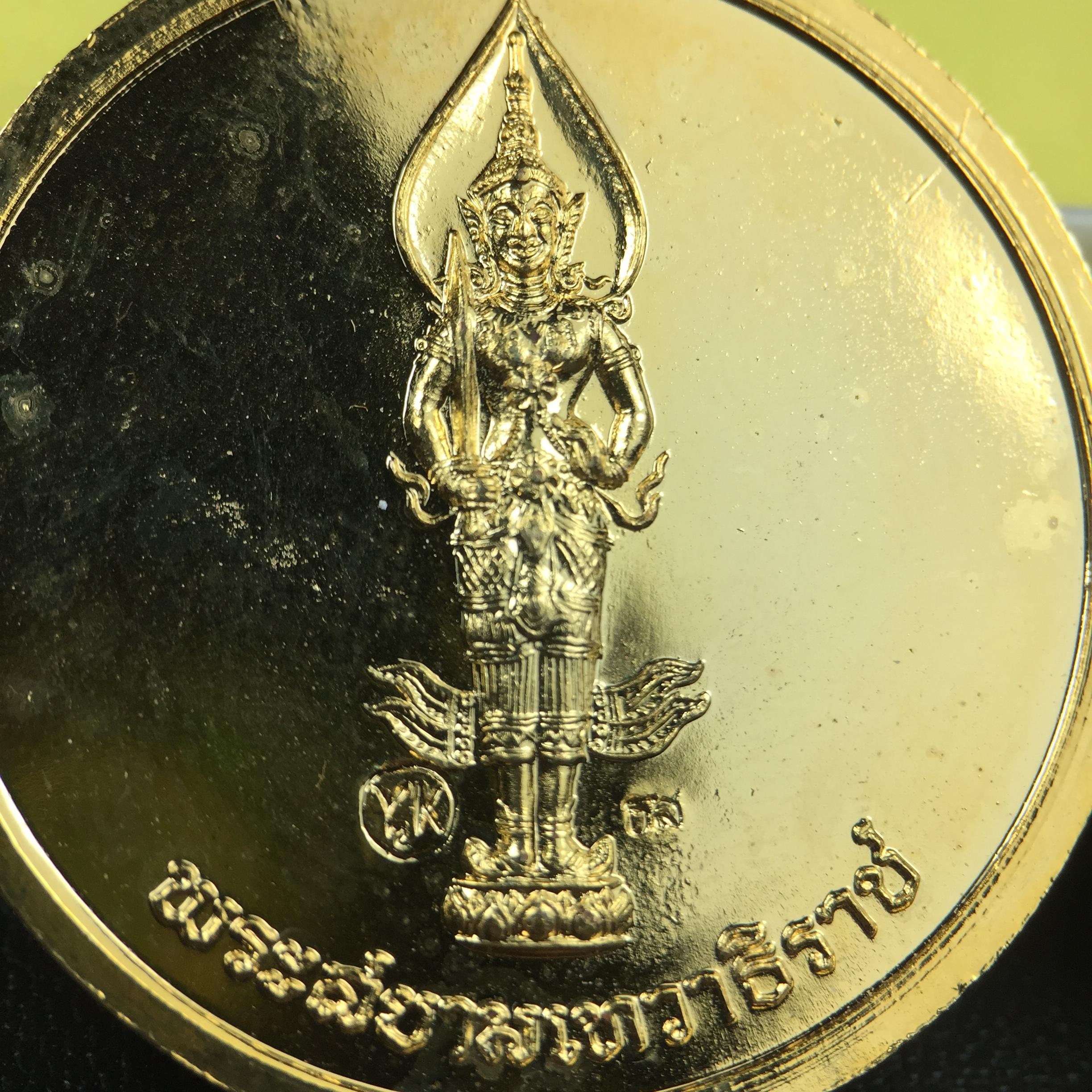 เหรียญสนทนาธรรม ในหลวงรัชกาลที่ 9 สมเด็จพระญาณสังวร หลังพระสยามเทวาธิราช ปี 2543 วัดบวรนิเวศวิหาร ชุดกรรมการ(เนื้อกะไหล่ทอง+กะไหล่เงิน+ทองแดงรมน้ำตาล)พร้อมกล่องบรรจุเดิม(ชุดหายาก สภาพผิวกะไหล่เดิมจากผู้จัดสร้าง ผิวขึ้นรุ้งธรรมชาติสวยจัด แชมป์ๆ)1 ใน 343ชุด