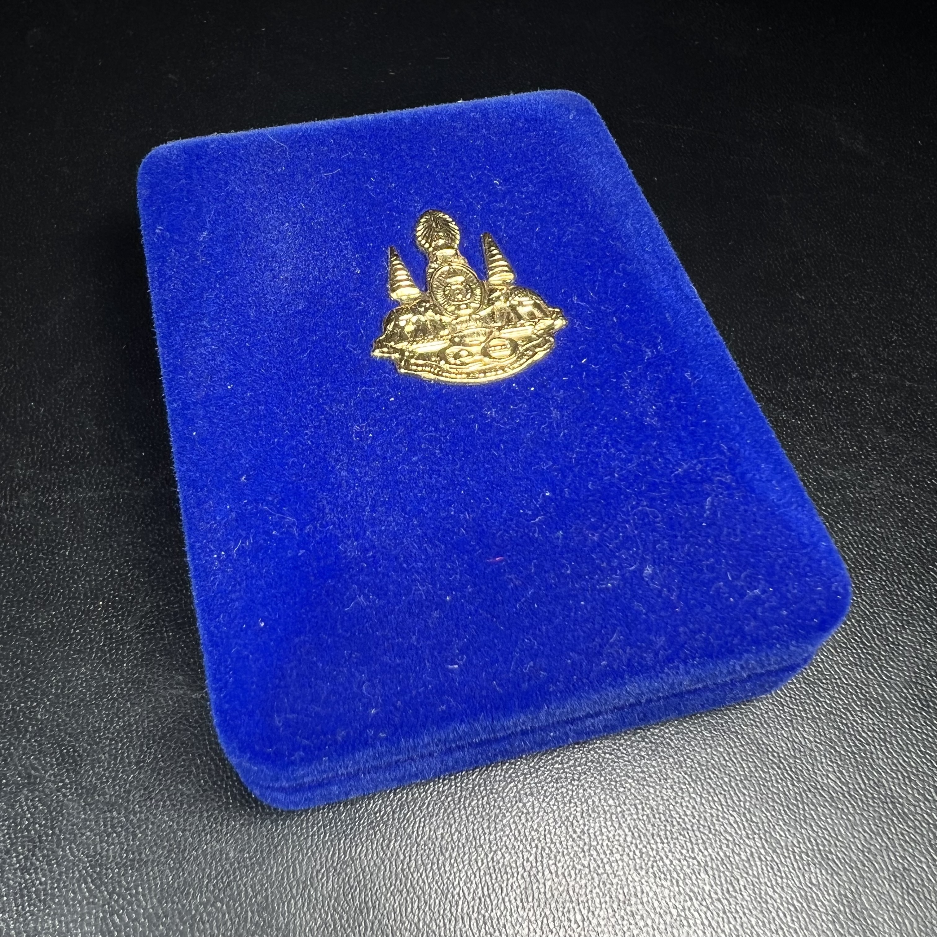 เหรียญหลวงพ่อโสธร ภปร. รุ่นกาญจนาภิเษก จัดสร้างในมงคลวโรกาสที่พระบาทสมเด็จพระเจ้าอยู่หัวรัชกาลที่9 เสด็จเถลิงถวัลย์สิริราชสมบัติ ครบ 50 ปี ในพุทธศักราช 2539 เนื้อเงิน(พิธีใหญ่เข้มขลัง)1 ใน 9950 เหรียญ