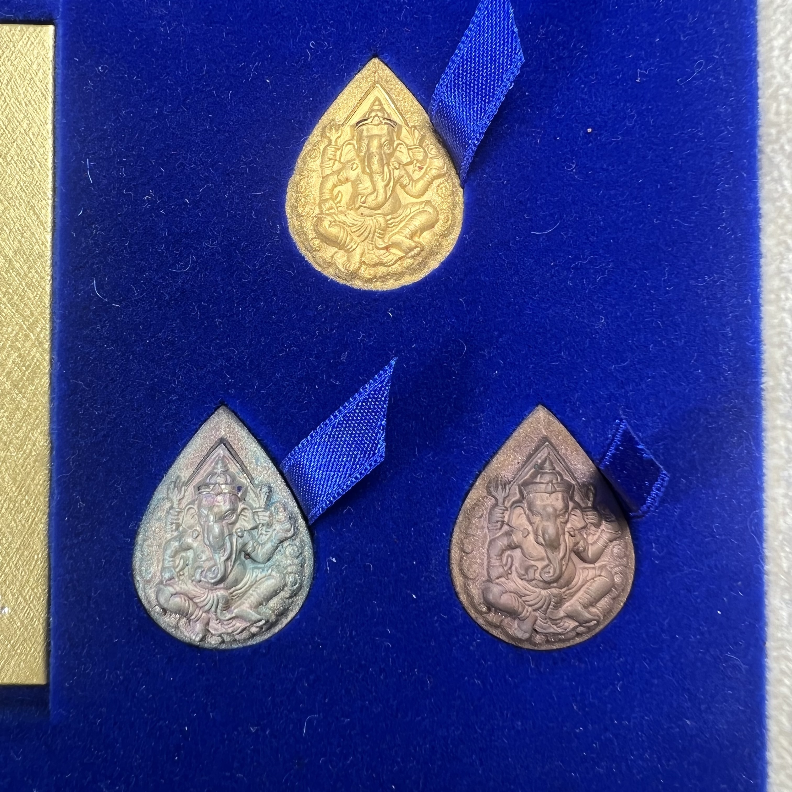 เหรียญพระพิฆเนศวร ญสส. ชุดกาญจนาภิเษกครองราชย์ 50 ปี พุทธศักราช 2538 วัดบวรนิเวศวิหาร ชุดทองคำพิมพ์ใหญ่(2.9 ซม.)(เนื้อทองคำ+เนื้อเงิน+เนื้อทองทิพย์) สภาพสวยเดิมพร้อมกล่องบรรจุเดิม ตอกโค๊ดหมายเลขกำกับ 634(พิธีใหญ่ พุทธศิลป์งดงาม)(นิยมหายาก)1 ใน 939 ชุด