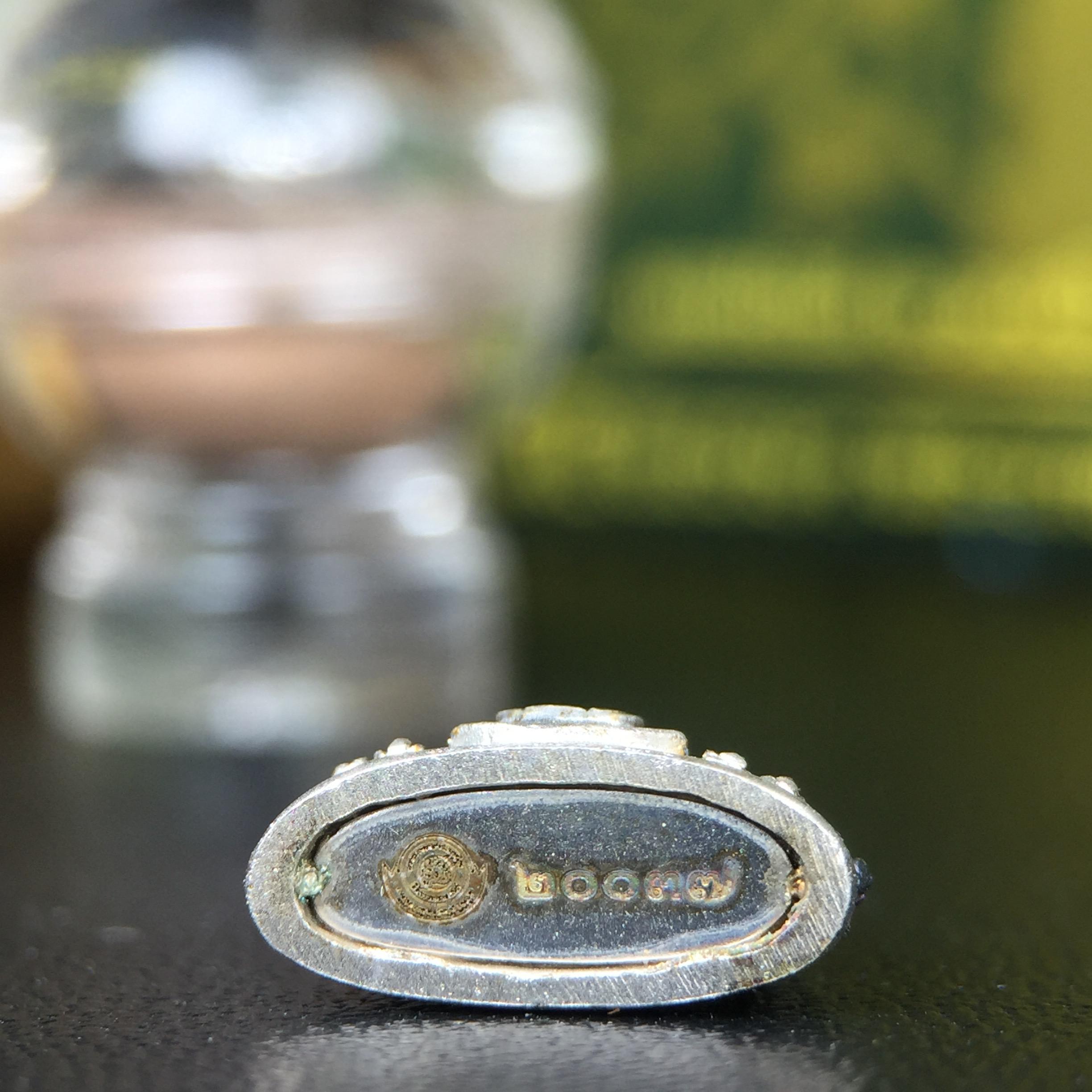 พระพุทธชินราช(จำลอง) ภปร. 84 พรรษา เนื้อเงินชุบทองคำขาว พิมพ์เล็กขนาดหน้าตัก 1/4 นิ้ว (สภาพผิวเดิมขึ้นสีรุ้งธรรมชาติ สวยเสน่ห์พระเนื้อเงิน สีสันที่ธรรมชาติสรรค์สร้าง) (พระราชทานมวลสาร จิตรลดาและเส้นพระเจ้า(เส้นผม ร.9))พุทธศิลป์ทรงคุณค่าอีกหนึ่งรุ่นยอดนิยม