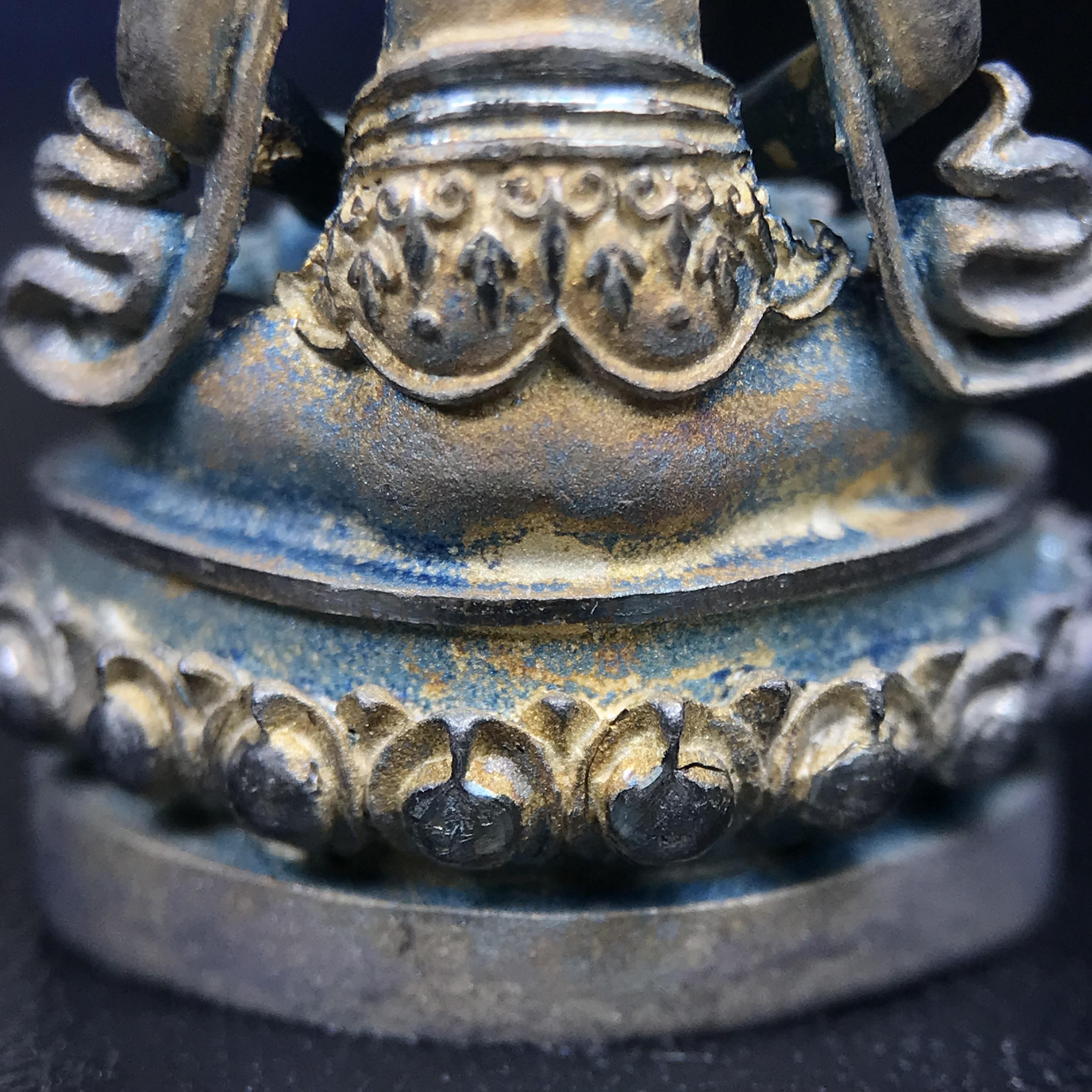 พระกริ่งอวโลกิเตศวร ( เจ้าแม่กวนอิม ) วัดโพธิ์แมนคุณาราม รุ่นอุดมโภคทรัพย์ ปี 2539 เนื้อเงินพ่นทราย(ผิวเดิม ขึ้นสีรุ้งธรรมชาติ แบบนิยม เสน่ห์ของพระเนื้อเงิน)(พร้อมกล่องบรรจุเดิม)(อีกหนึ่งรุ่นยอดนิยม พุทธศิลป์สวยงดงาม)หายาก 1 ใน 5000 องค์*องค์หมายเลข ๒๑๖๒*