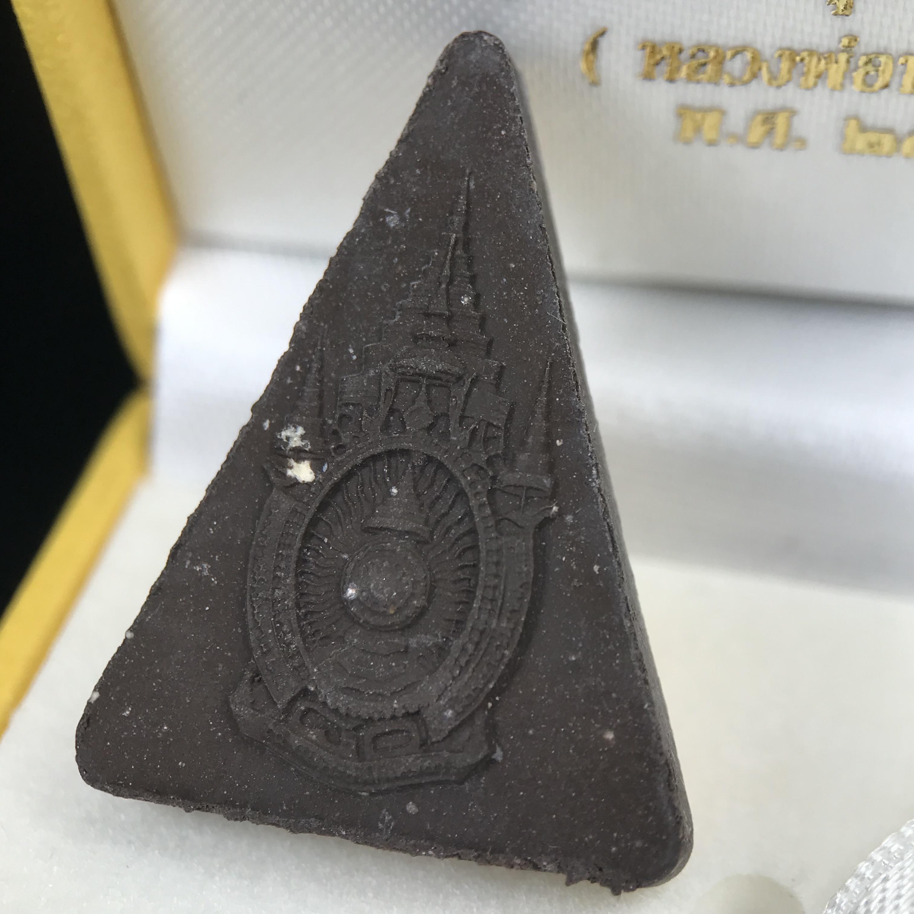 พระพุทธมหาสุวรรณปฏิมากร (หลวงพ่อทองคำ) หลังตรามหามงคลเฉลิมพระชนมพรรษา 80 พรรษา รัชกาลที่9 วัดไตรมิตรวิทยาราม กรุงเทพฯ ปี 2550 พระพิมพ์หน้าทองคำ(หายาก 1 ใน 999 องค์)