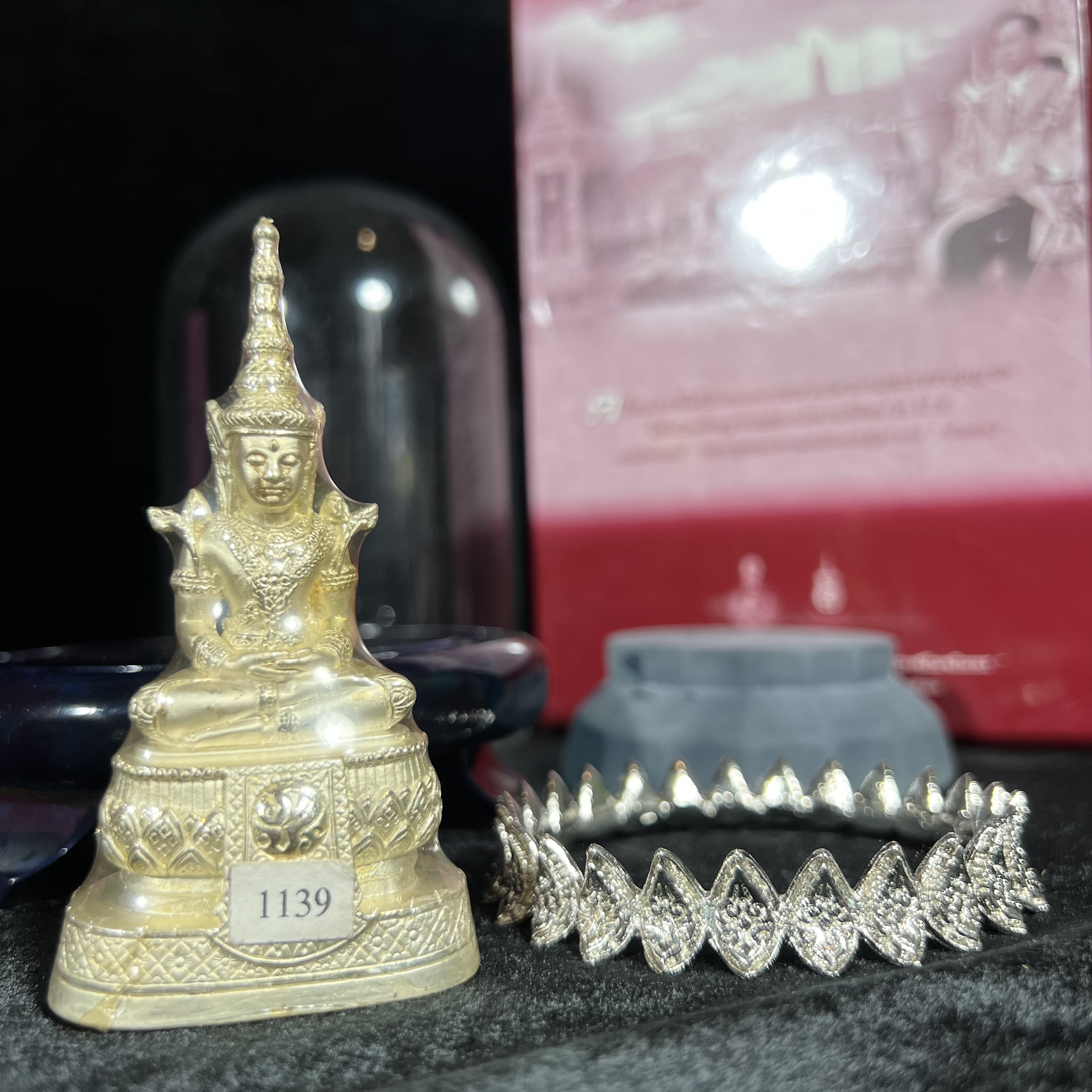 พระแก้วมรกต ภปร.(รุ่นแรก) ปี2545 รุ่นฉลองกรุงรัตนโกสินทร์ครบ 220 ปี หล่อลอยองค์ เนื้อเงินบริสุทธิ์99.9% ขนาดบูชา 50*90 มม. พร้อมฐานวางครอบแก้วเดิมกล่องบรรจุเดิมครบสมบูรณ์(สวยงามและหายากมาก)(1ใน3000องค์)