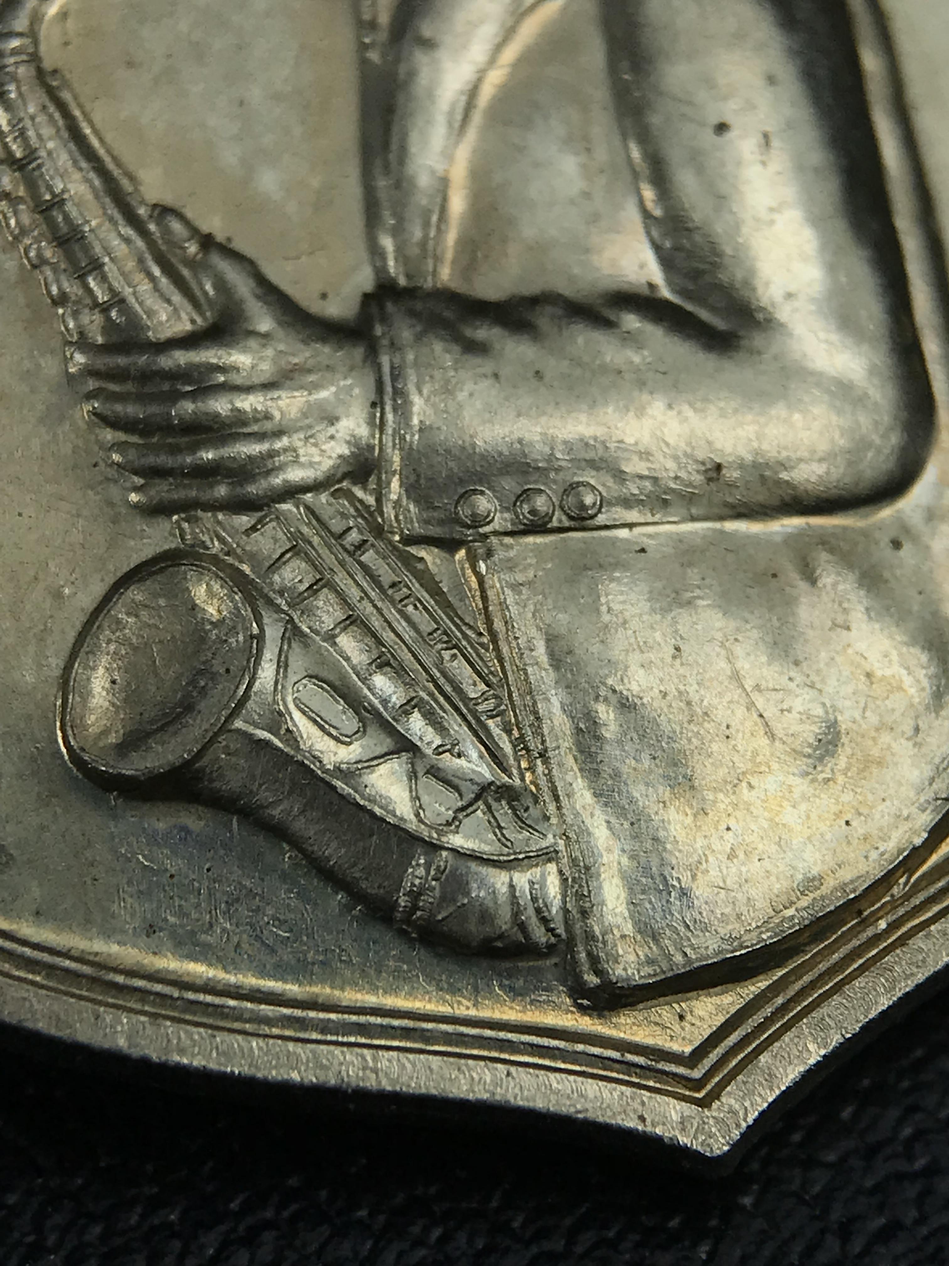 เหรียญครอบครูช่างหลวง(ในหลวงทรงดนตรี) เนื้ออัลปาก้า ปี 2550(หายาก)สุดยอดแห่งความหายากมีหมุนเวียนให้เห็นน้อยมากเป็นอีกหนึ่งรุ่นยอดนิยมของเสด็จพ่อร.9เหรียญนี้สวยมากผิวน้ำทองทั่วทั้งเหรียญ