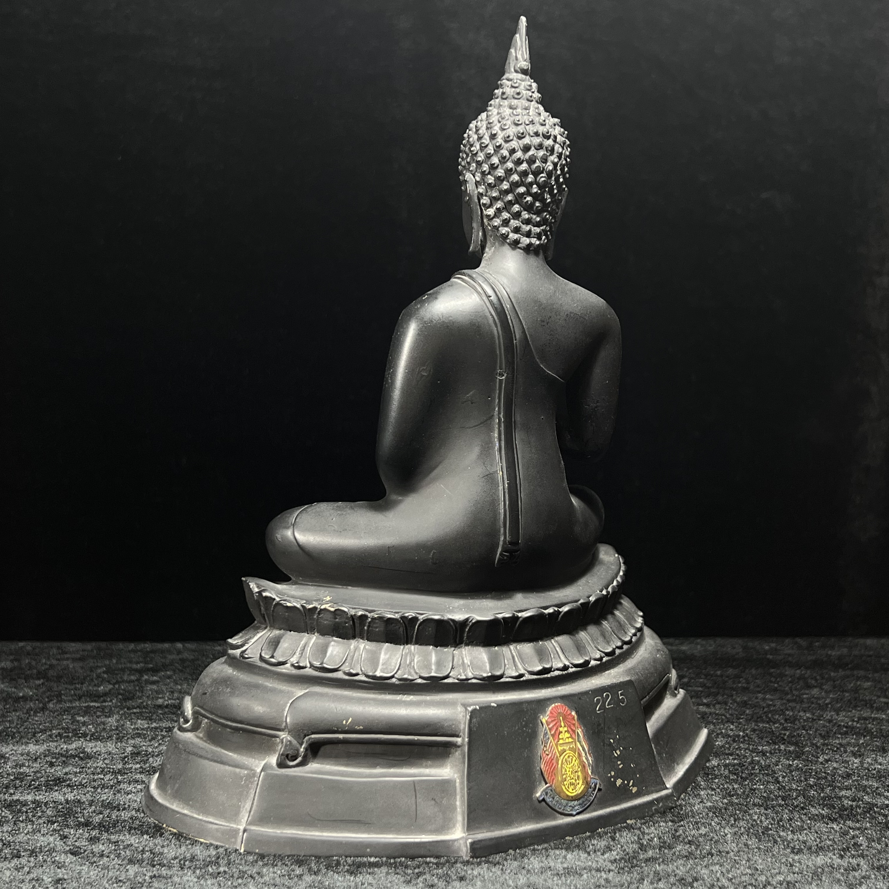 พระพุทธนรเทพศาสดา ทิพยนคราภิมงคลสถิต วัดไทยลอสแองเจลิส สหรัฐอเมริกา ฐาน ภปร. ปี 2522 หน้าตัก 5 นิ้ว เนื้อโลหะรมดำ (อีกหนึ่งพระพุทธ ชุด ภปร.ที่พบเจอและหายาก)ในหลวงรัชกาลที่ 9 เสด็จเททองหมายเลข 225(ผลรวมได้ 9 เลขมหามงคลเจริญก้าวหน้าในทุกด้าน) 1 ใน 2523 องค์