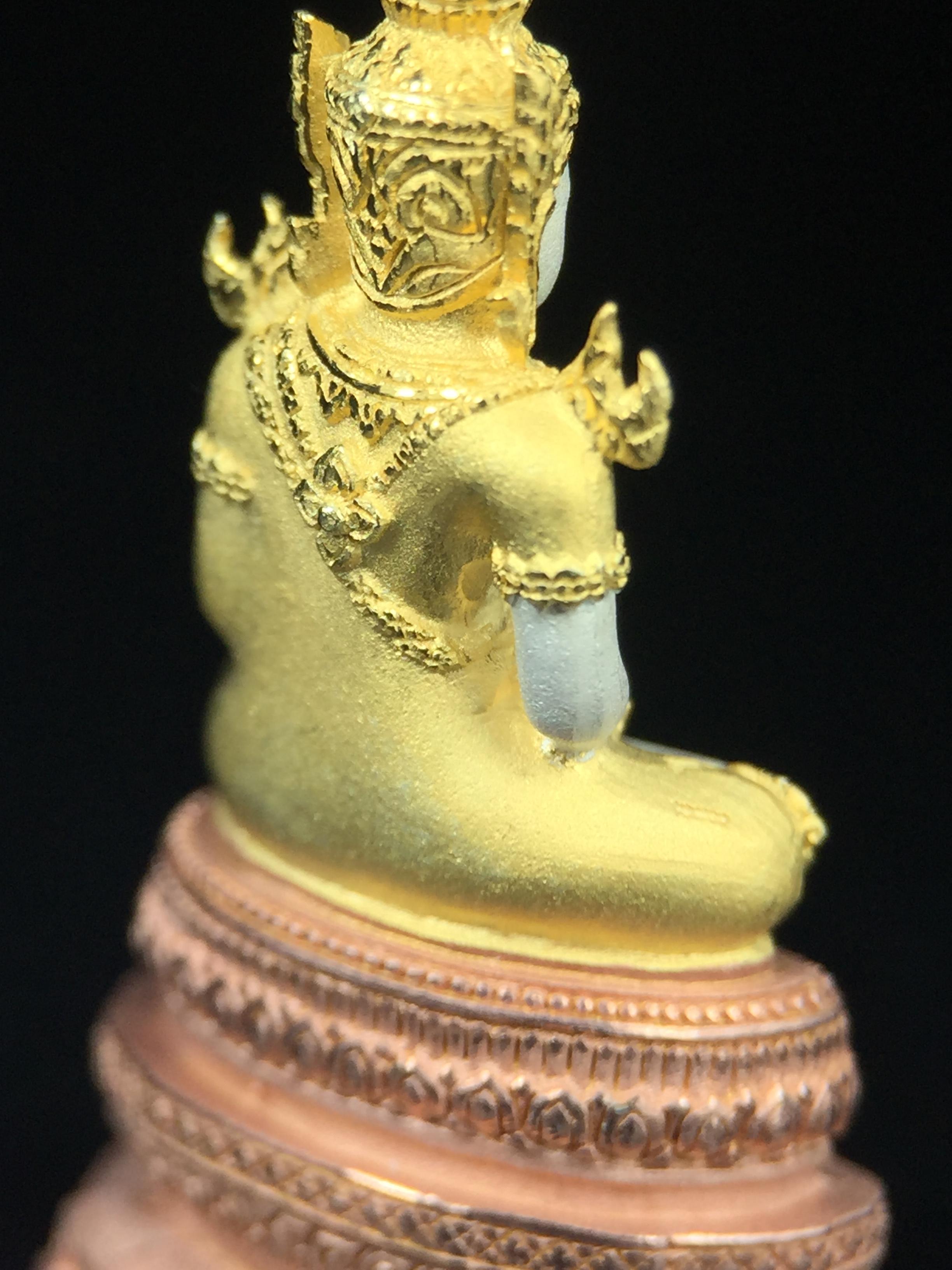 พระแก้วมรกต ภปร. ปี2547 จัดสร้างโดย รพ.ภูมิพลฯ เนื้อเงิน (3 กษัตริย์)ลอยองค์ หน้าตัก 1/2 นิ้ว งดงามทรงคุณค่าอีกหนึ่งรุ่นยอดนิยม หายาก