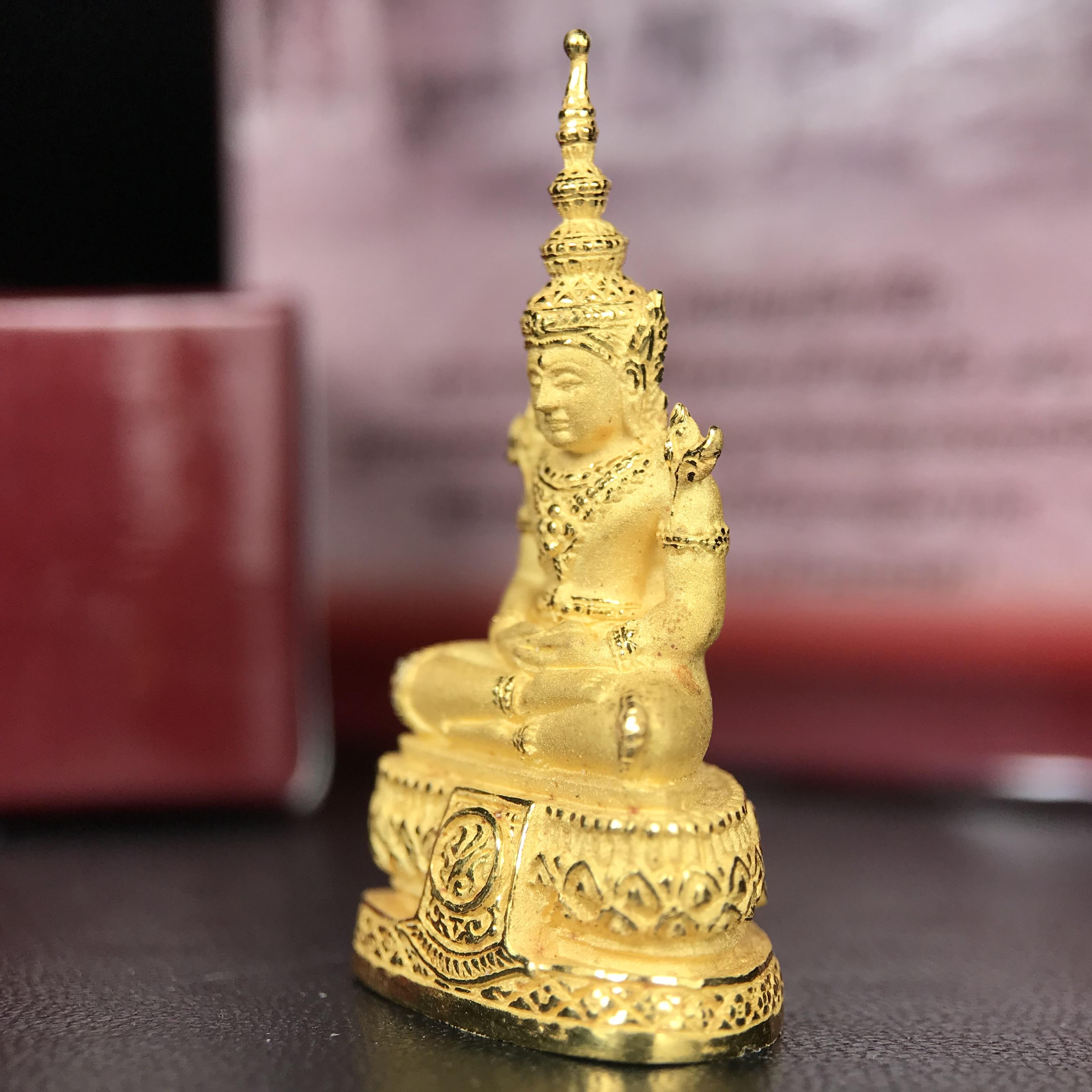 พระแก้วมรกต ภปร.(รุ่นแรก) ปี2545 รุ่นฉลองกรุงรัตนโกสินทร์ครบ 220 ปี พิมพ์ลอยองค์ใหญ่ เนื้อทองคำบริสุทธิ์ 96.5%(15.2 กรัม) ขนาด 19*35 มม.ครบสมบูรณ์(องค์หมายเลข ๓๓)(เลขคู่สวย)สุดยอดมงคลแผ่นดินที่ควรเก็บรักษา บูชาเป็นมงคลชีวิต(สวยงามและหายากมาก)(1ใน1000องค์)