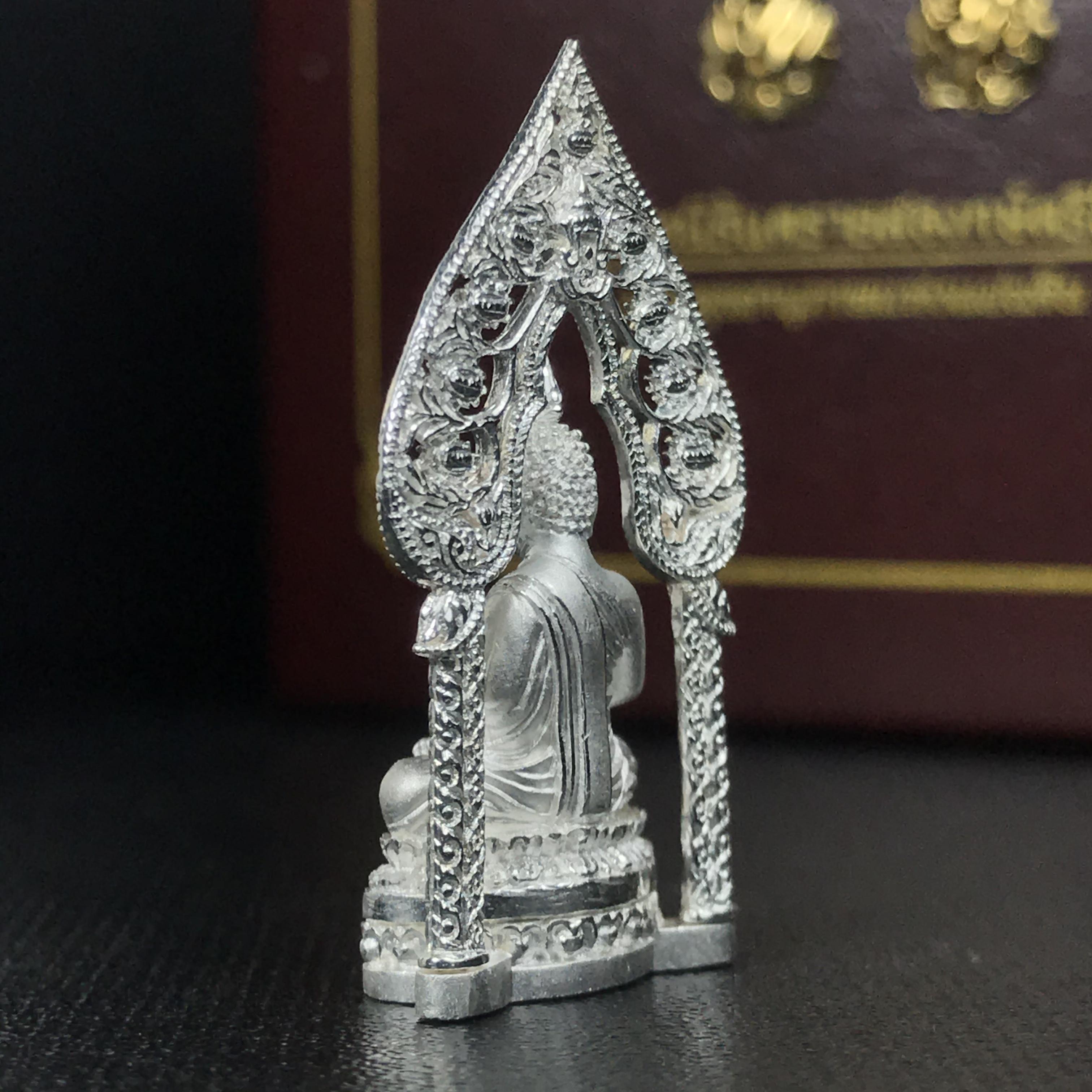 พระนิรันตรายสองกษัตริย์ มหาพุทธานุภาพแห่งแผ่นดิน ปี2552 "พระผู้ปกป้องคุ้มครองจากภัยอันตรายทั้งปวง"พระกริ่งเนื้อเงิน หน้าตัก 1/2 นิ้ว พร้อมกล่องบรรจุเดิมครบชุด(1 ใน 9999 องค์)