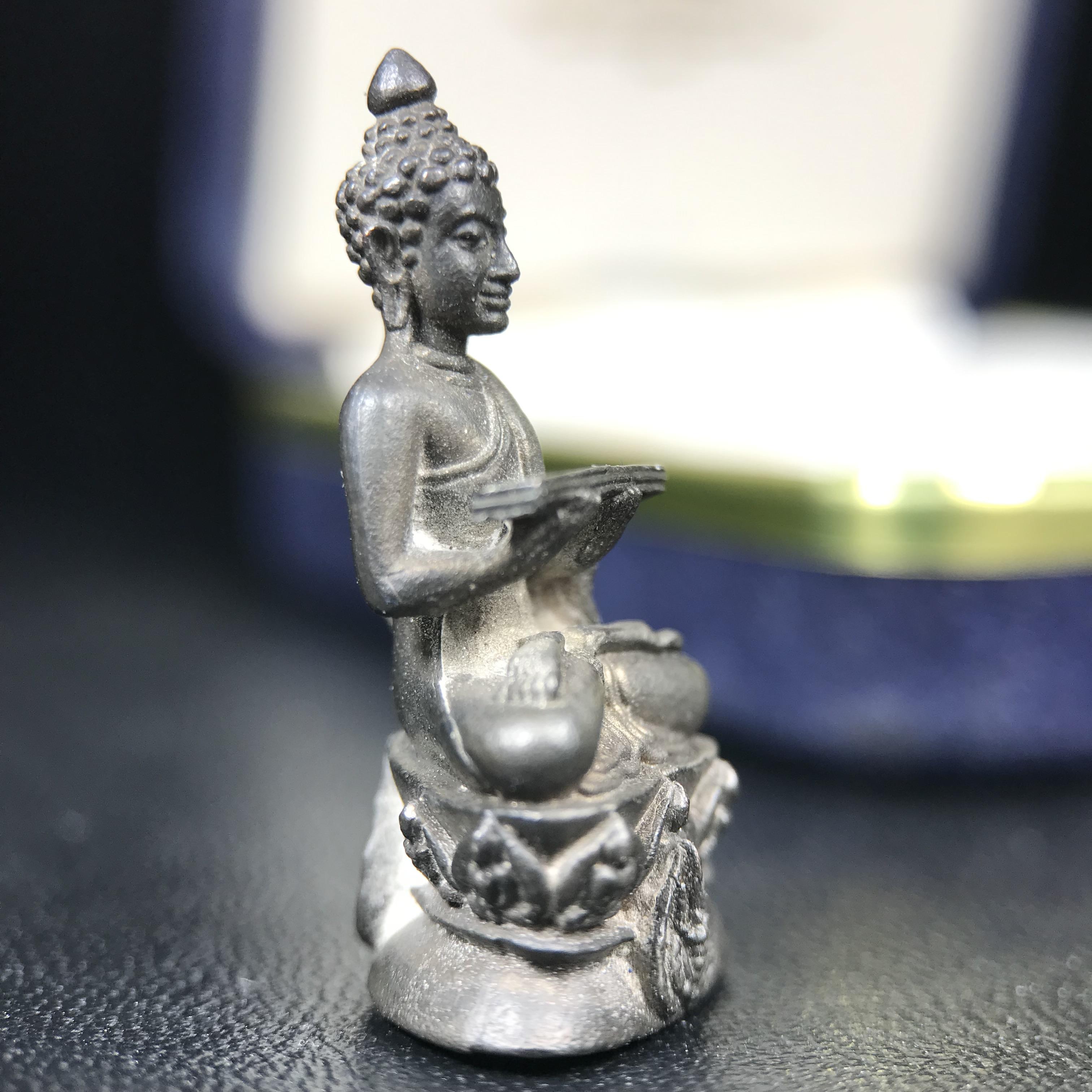 พระกริ่งปรมานุชิตชิโนรส วัดพระเชตุพนวิมลมังคลาราม(วัดโพธิ์) ปี 2533 เนื้อนวโลหะ ( ในหลวงรัชกาลที่9เสด็จเททอง)พิธีใหญ่ งดงามด้วยพุทธศิลป์เปี่ยมด้วยพุทธคุณ อีกหนึ่งรุ่นที่แนะนำสะสมบูชา(องค์หมายเลข 2583)เลขสวยผลรวมได้9...เจริญก้าวหน้าในทุกๆด้าน