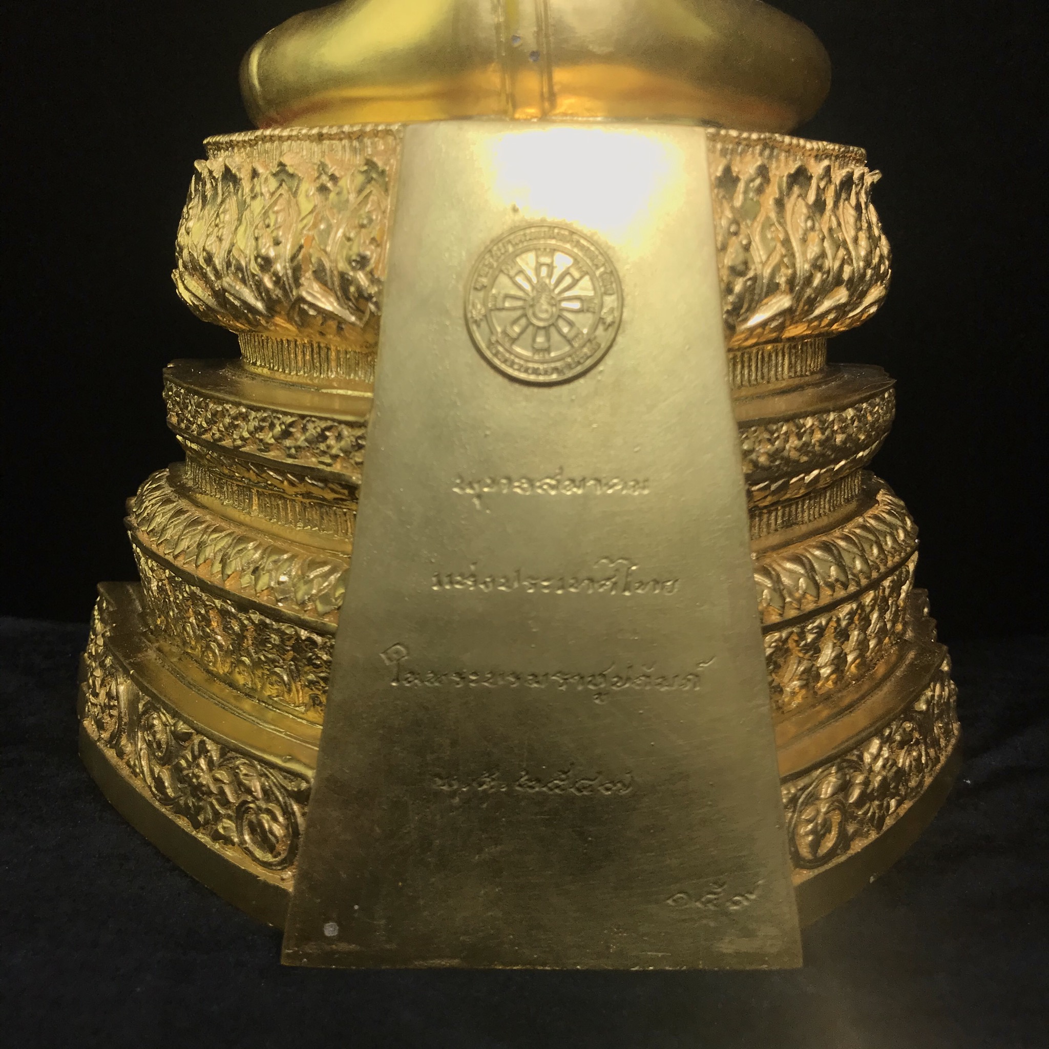 พระพุทธสิงหธรรมมงคล ภปร. รุ่นแรก พุทธสมาคมแห่งประเทศไทย ในพระบรมราชูปถัมภ์ จัดสร้าง ปี2547 เนื้อโลหะผสมปิดทอง หน้าตัก 5 นิ้ว(1 ใน 1999 องค์)