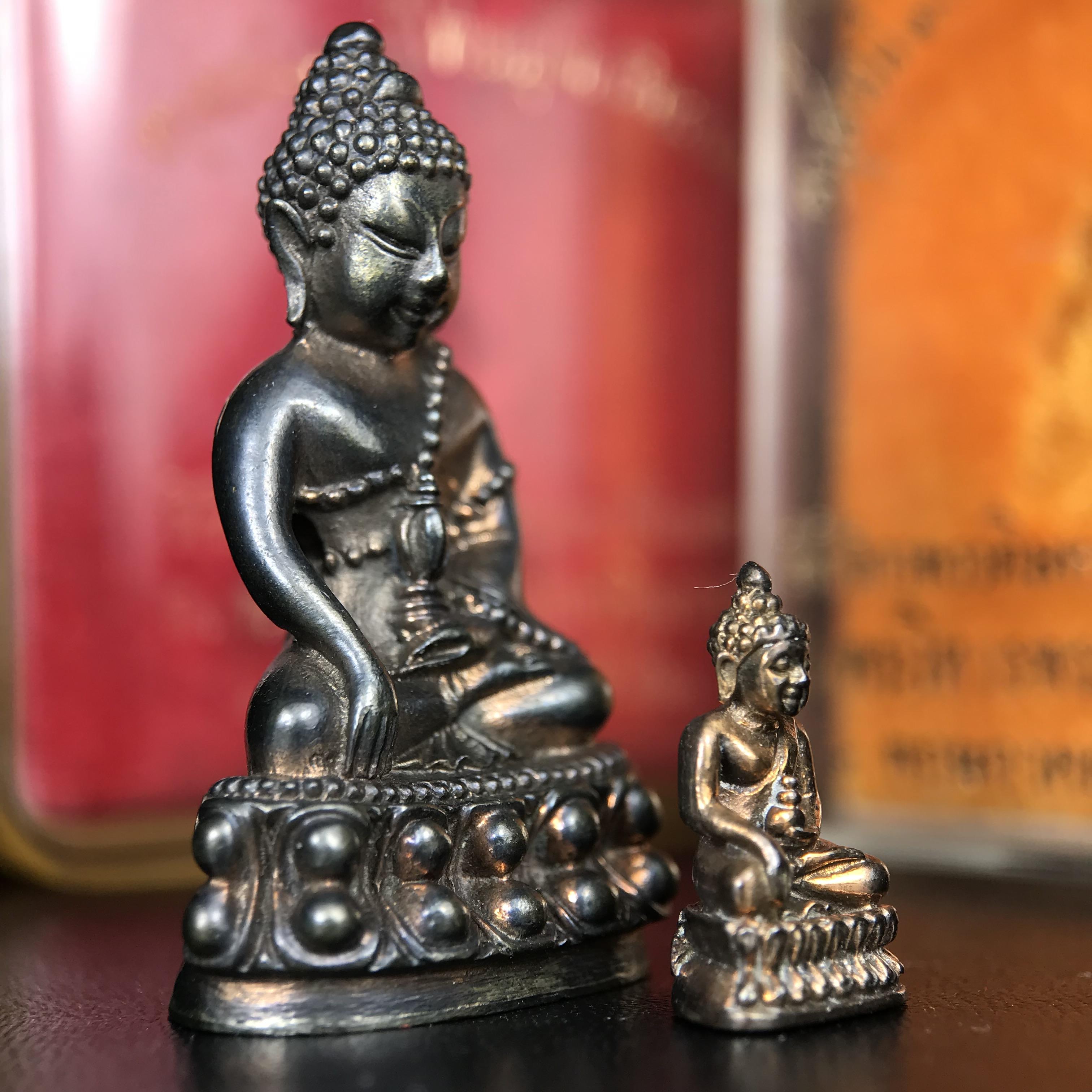 พระกริ่งนเรศวรพระองค์ดำ + พระชัยวัฒน์พระองค์ดำ อนุสรณ์ 100 ปี พิษณุโลกพิทยาคม (โรงเรียนชาย) พิธีจักรพรรดิมหาพุทธาภิเษก ปี 2542 เนื้อนวโลหะ(เต็มสูตรแก่ทองคำ) พิธีใหญ่มวลสารดีเกจิอาจารย์ยอดนิยมร่วมปลุกเสก*** ตอกโค้ดและหมายเลข*** 1 ใน 4999 องค์ ยอดนิยมหายาก