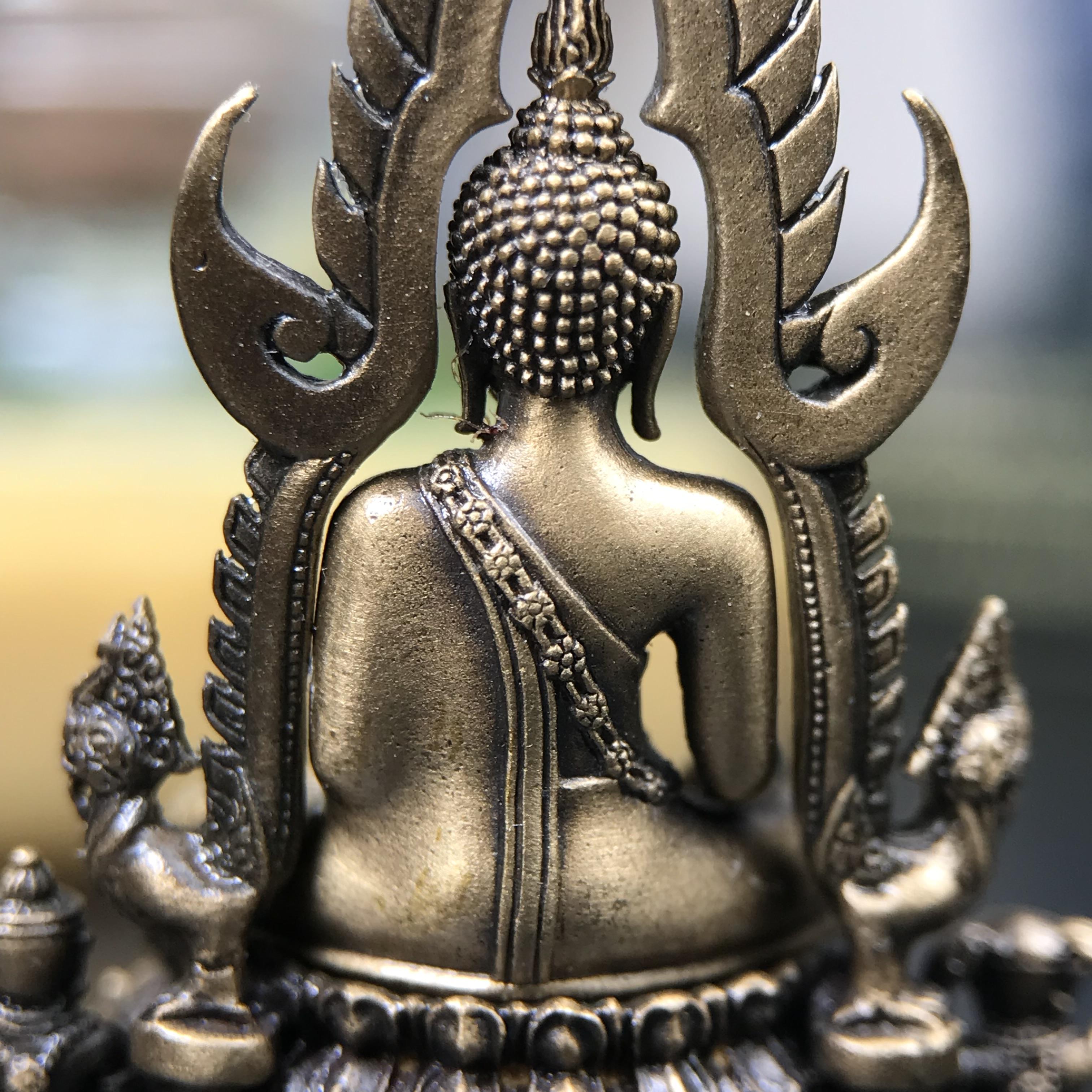 พระพุทธชินราช ภปร. 84 พรรษา ปี 2554 เนื้อบรอนซ์รมดำซาติน พิมพ์กลางขนาดหน้าตัก 1/2 นิ้ว(พระราชทานมวลสาร จิตรลดาและเส้นพระเจ้า(เส้นผม)รัชกาลที่9)พุทธศิลป์ทรงคุณค่าอีกหนึ่งรุ่นยอดนิยม(หมายเลข ๒๓๓๔))