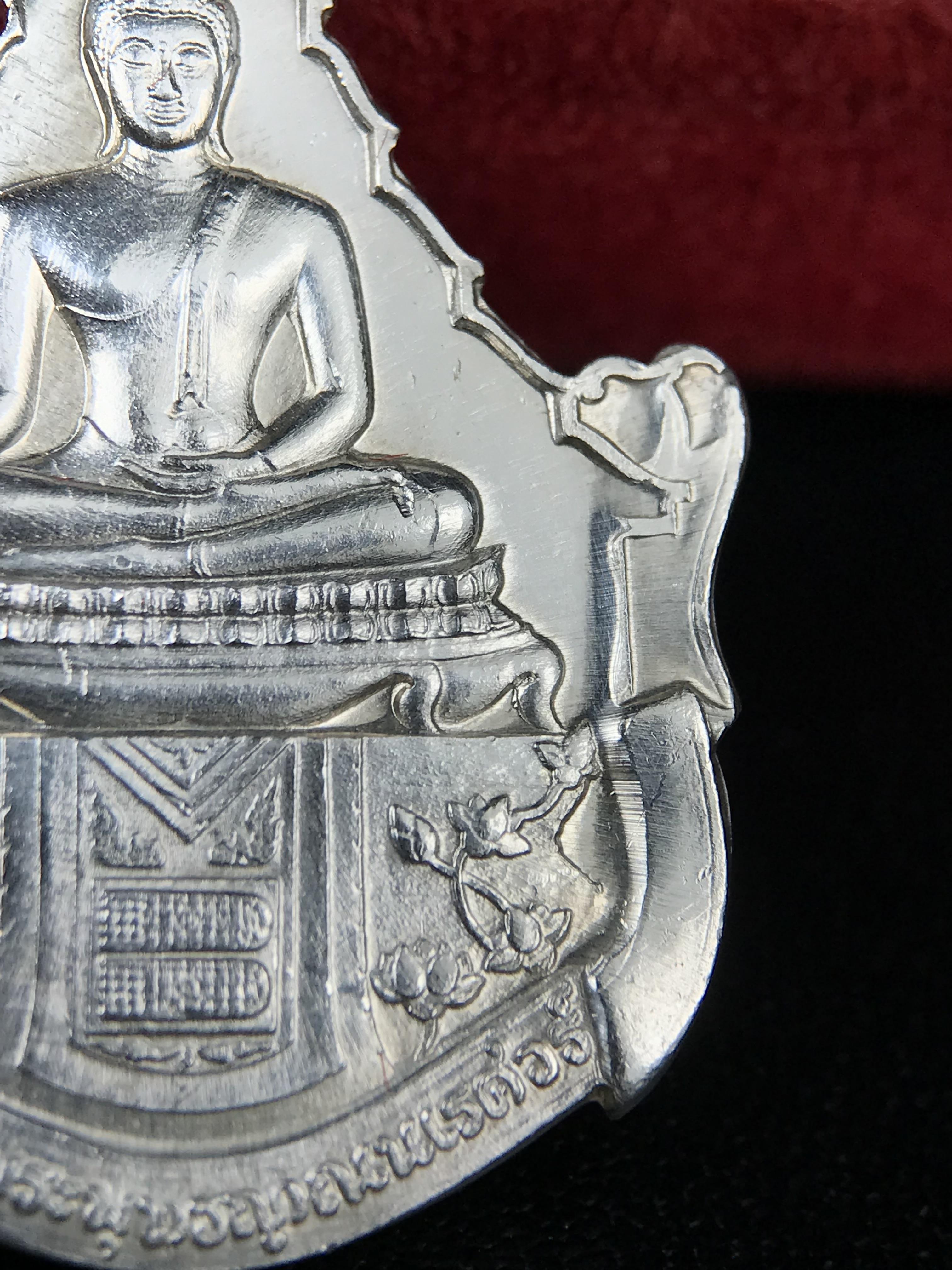 เหรียญพระพุทธญาณนเรศวร์ รุ่นแรก หลังพระปรมาภิไธย ภปร.และ สก.วัดญาณสังวราราม จ.ชลบุรี ปี 2527 เนื้อเงิน(ผิวขาว สวย ใส)ขนาด 2.3 x 3.8 ซม. พร้อมกล่องกำมะหยี่เดิมครบสมบูรณ์ สมเด็จพระญาณสังวร ประธานในพิธีมหาพุทธาภิเษก(เนื้อเงินพบเจอน้อย หายาก)