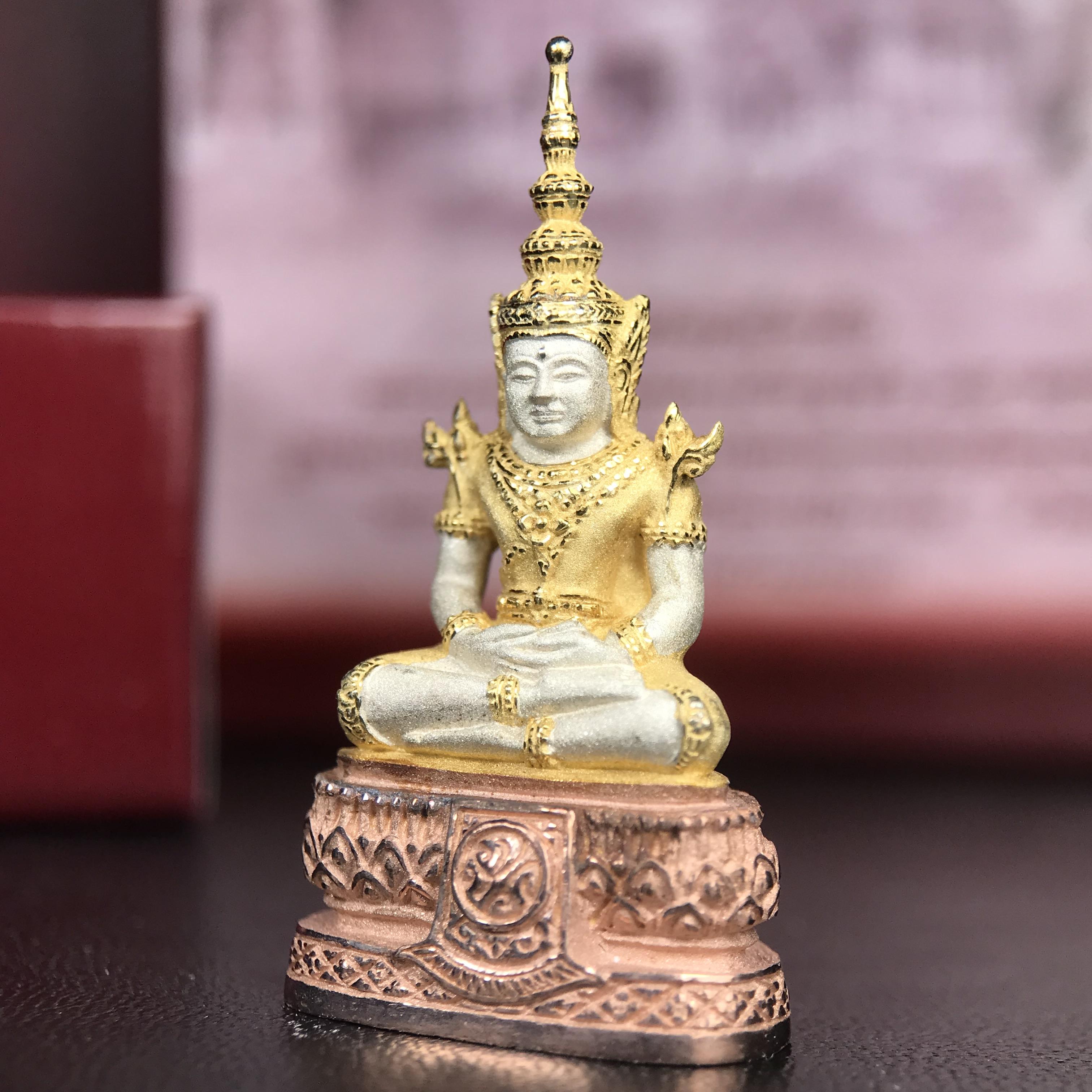 พระแก้วมรกต ภปร.(รุ่นแรก) ปี2545 จัดสร้างในมหาวโรกาส พระบาทสมเด็จพระเจ้าอยู่หัวรัชกาลที่ 9 ครบรอบ 75 พรรษา และฉลองกรุงรัตนโกสินทร์ครบ 220 ปี พิมพ์ลอยองค์ใหญ่ เนื้อเงินบริสุทธิ์ 92.5%(สามกษัตริย์) ขนาด 19*35 มม. พร้อมกล่อง สวยครบสมบูรณ์(องค์หมายเลข ๑๙๘)