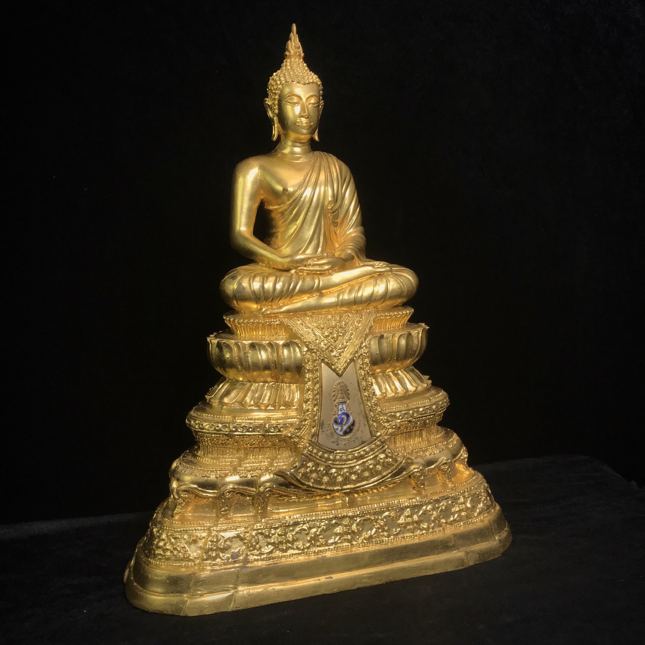 พระพุทธนวมมหาราชายุจฉับปริวัตนมงคล ภปร. พระบาทสมเด็จพระเจ้าอยู่ห้วรัชกาลที่9 เนื่องในวโรกาสเฉลิมพระชนมพรรษา 6 รอบ ( 72 พรรษา )ปี 2542 โดยสำนักนายกรัฐมนตรี หน้าตัก 5นิ้ว(พิธีใหญ่ พุทธศิลป์สวย งดงาม)