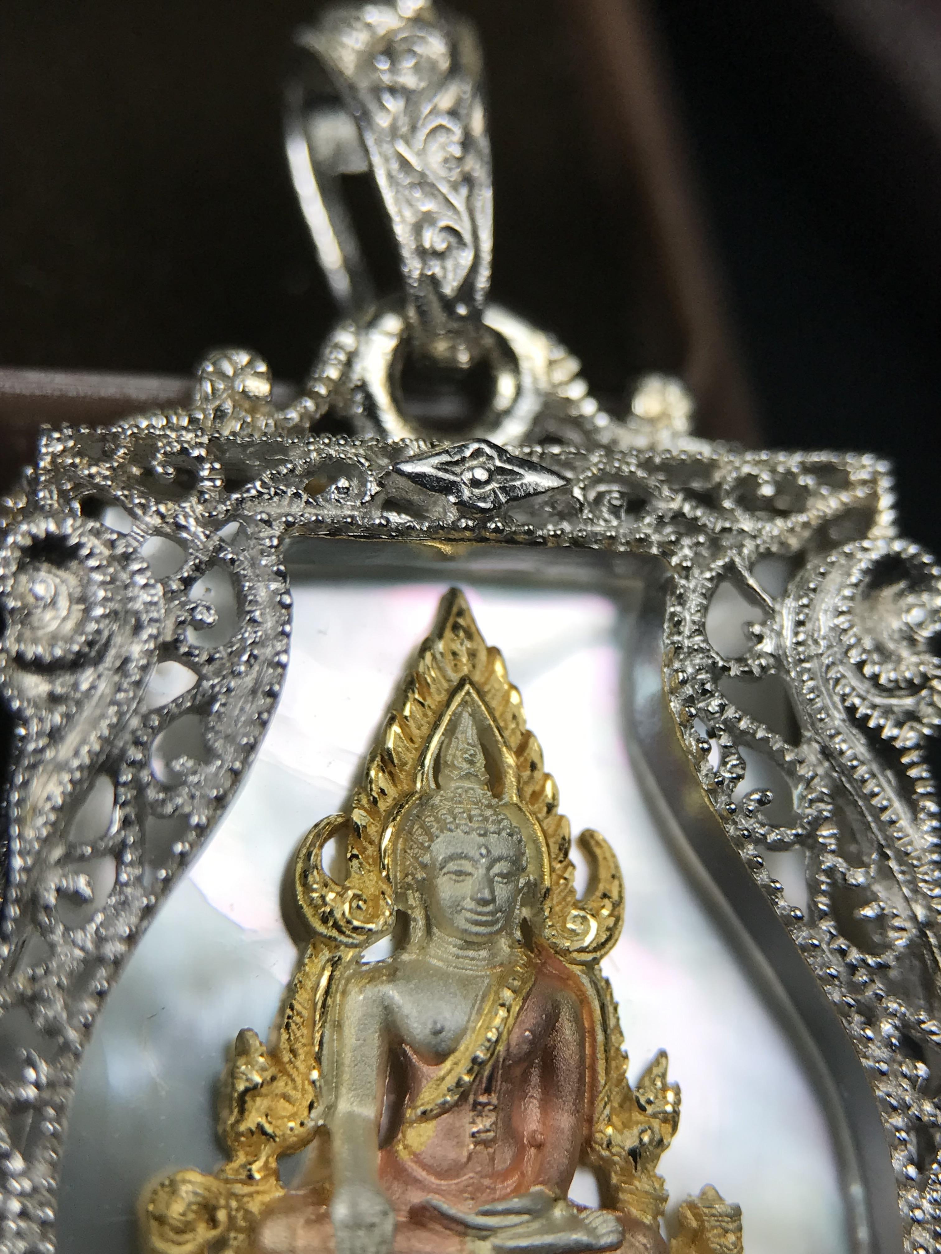 พระพุทธชินราช ภปร. โครงการ "เพราะแผ่นดินนี้ คือ แผ่นดินเกิด" ปี2548(รุ่นแรก) เหรียญทรงเสมา ขนาด 21 x 29 มม.เนื้อเงินสามกษัตริย์ องค์พระชุบสามกษัตริย์ ล้อมด้วยกรอบเงินชุบทองคำขาวสลักเสลาเป็นลวดลายละเอียดอ่อน ส่วนพื้นองค์พระเป็นเปลือกหอยมุขงดงาม