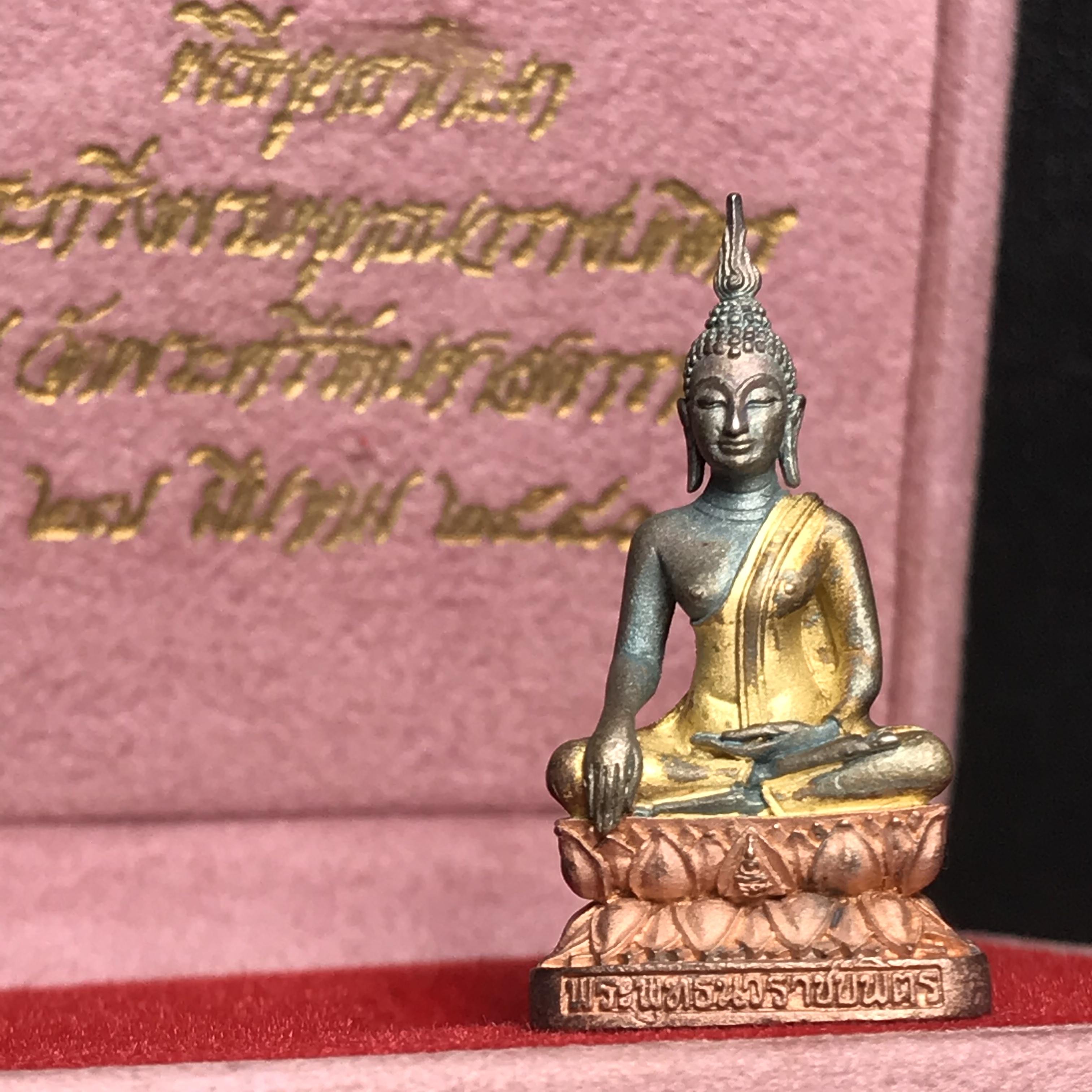 พระกริ่งพระพุทธนวราชบพิตร ครองสิริราชสมบัติครบ 50 ปี พ.ศ.2540 ชุดพระราชทาน(หายาก)เนื้อเงินสามกษัตริย์ผิวเดิมขึ้นสีรุ้งแบบนิยม