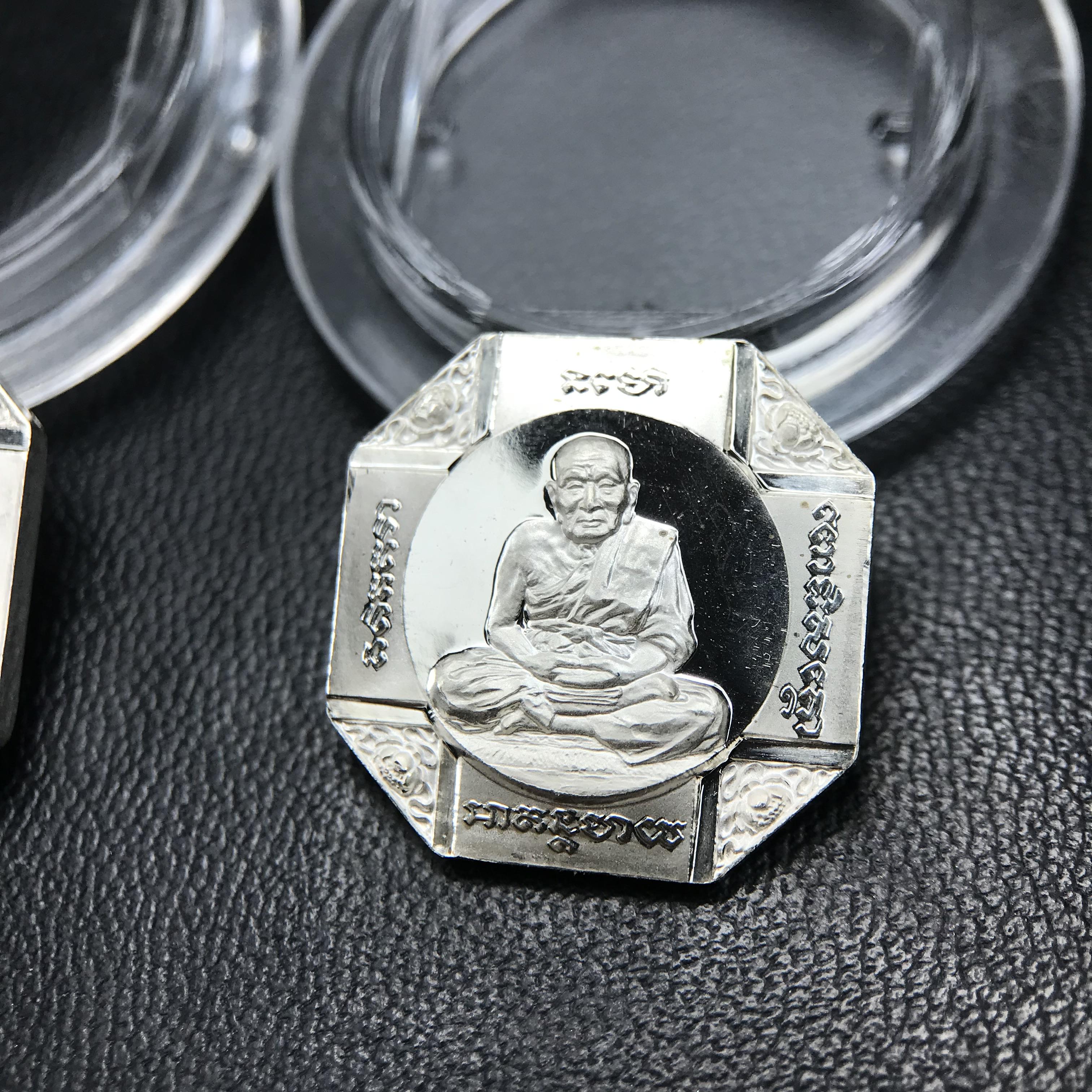 เหรียญหลวงพ่อทวด รุ่นสมเด็จเจ้าฟ้ามหาจักรี 48พรรษา โดยสภากาชาดไทย ปี2546 ชุดเหรียญเนื้อเงิน4ขนาด(ครบชุดพร้อมตลับบรรจุเดิม)พุทธาภิเษก ณ วัดช้างให้ จังหวัดปัตตานี