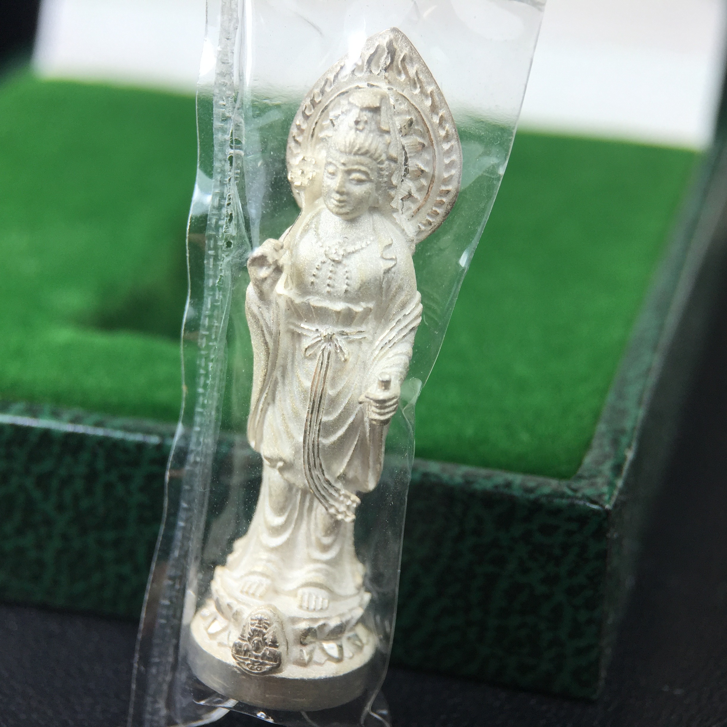 พระโพธิสัตว์อวโลกิเตศวร (เจ้าแม่กวนอิม) รุ่นฉลองปีกาญจนาภิเษก ปี 2540 เนื้อเงินบริสุทธิ์ 99.9%(นวลเงา) เทศบาลนครหาดใหญ่จัดสร้างถวายเฉลิมพระเกียรติพระบาทสมเด็จพระเจ้าอยู่หัวทรงครองสิริราชสมบัติครบ 50 ปี(สภาพซีนซองเดิมกล่องบรรจุการ์ดใบรับรองเดิมครบ)หายาก