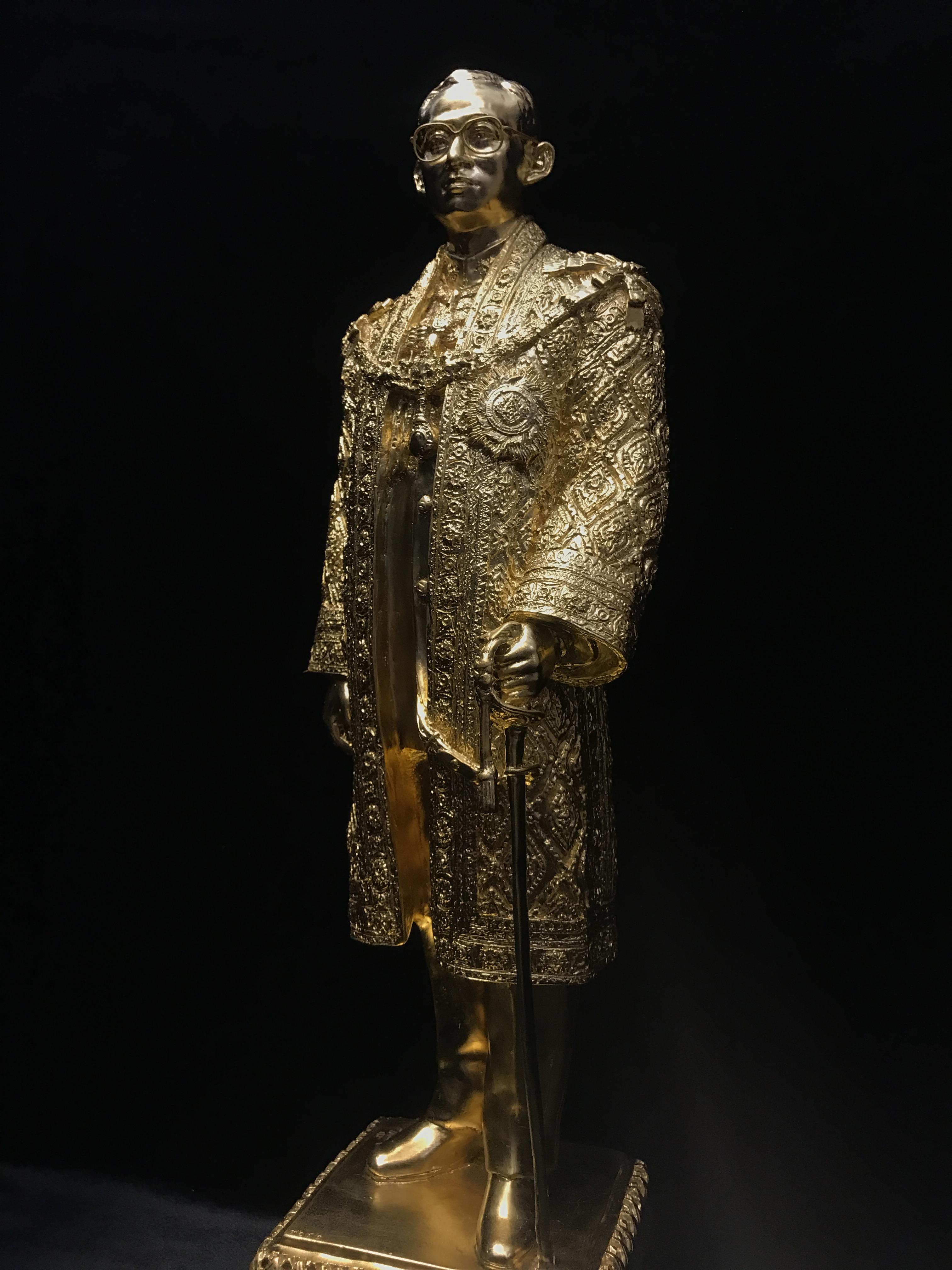 พระบรมรูปจำลองในหลวง รัชกาลที่ ๙ จัดสร้างโดย สมาคมศิษย์เก่าวิทยาศาสตร์ จุฬาลงกรณ์มหาวิทยาลัยและคณะวิทยาศาสตร์ จุฬาลงกรณ์มหาวิทยาลัย ปี2539(พร้อมกล่องบรรจุเดิมและใบรับรองจากผู้จัดสร้าง)