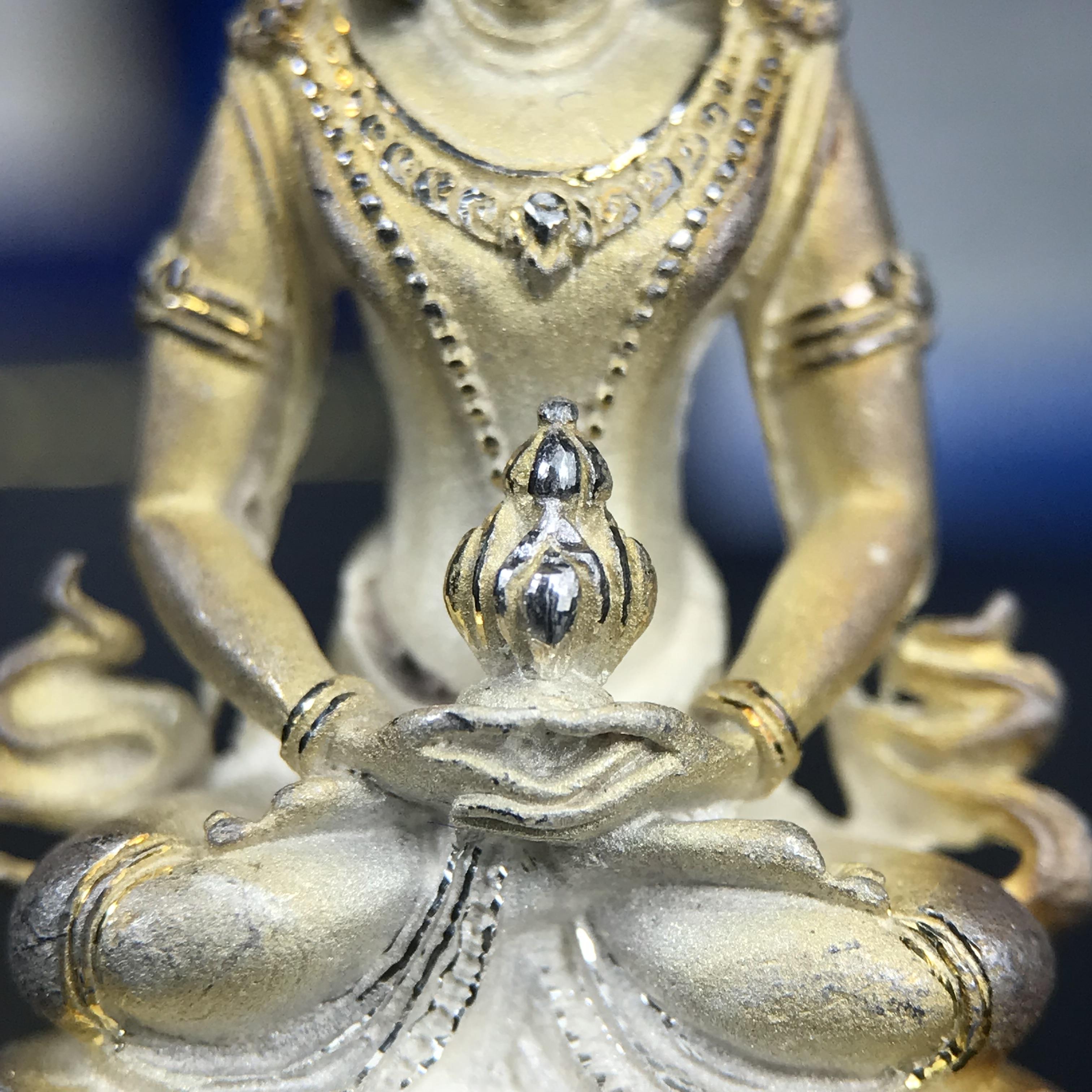 พระกริ่งอวโลกิเตศวร ( เจ้าแม่กวนอิม ) วัดโพธิ์แมนคุณาราม รุ่นอุดมโภคทรัพย์ พ.ศ.2539 เนื้อเงินพ่นทราย(ผิวเดิม ขึ้นสีรุ้งธรรมชาติ แบบนิยม เสน่ห์ของพระเนื้อเงิน) (พร้อมกล่องบรรจุการ์ดใบรับรองเดิมครบ)(อีกหนึ่งรุ่นยอดนิยม พุทธศิลป์สวยงดงาม)หายาก 1 ใน 5000 องค์