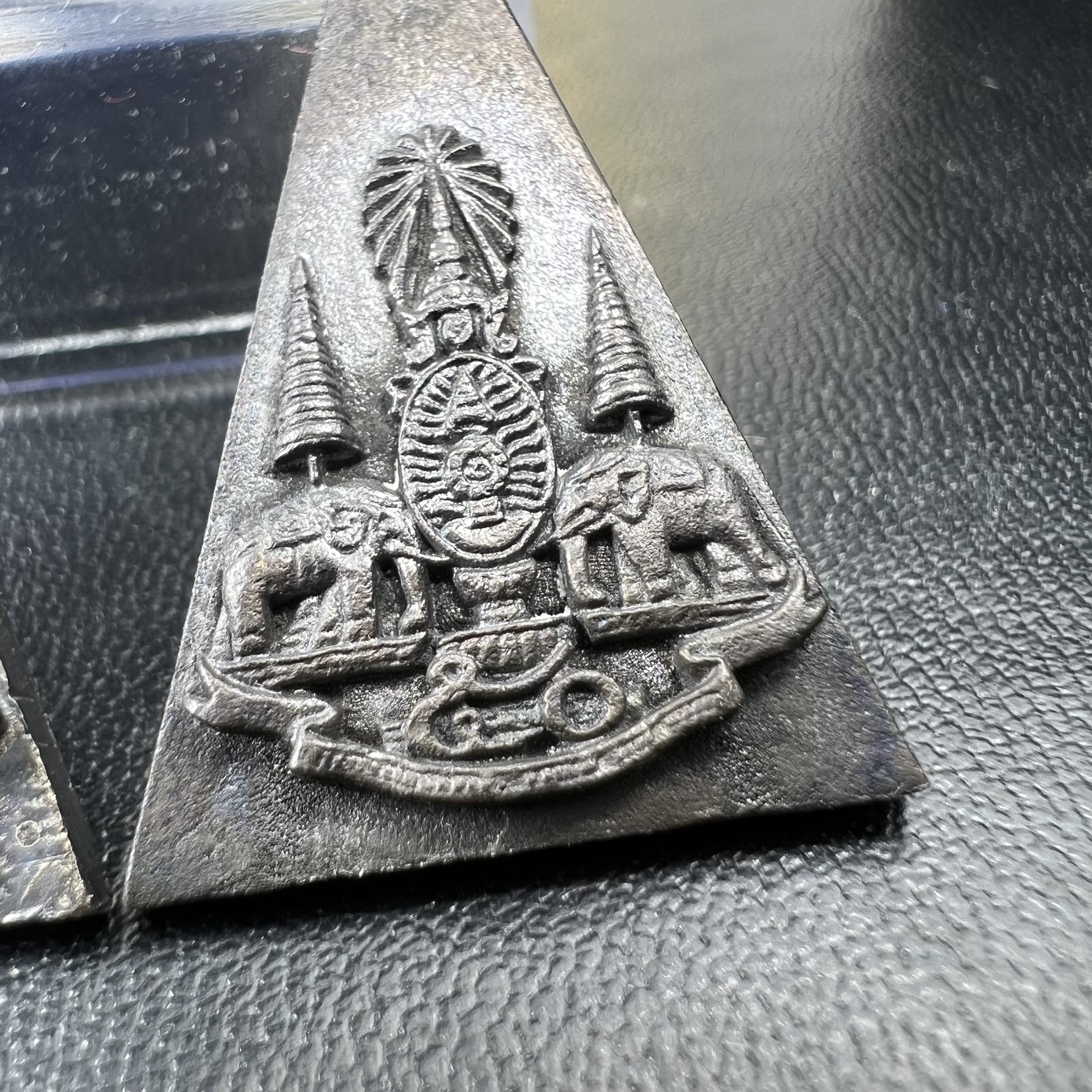 พระกำลังแผ่นดิน (สมเด็จจิตรลดา2) จัดสร้างเฉลิมพระเกียรติ ร.9 ครองราชย์ 50 ปี 2539 เนื้อเงิน(ผิวเดิมกลับดำ รุ้งๆสวย)+เนื้อนวโลหะ(สร้างน้อยหายาก)พร้อมกล่องบรรจุเดิมครบสมบูรณ์(1ใน2539องค์)