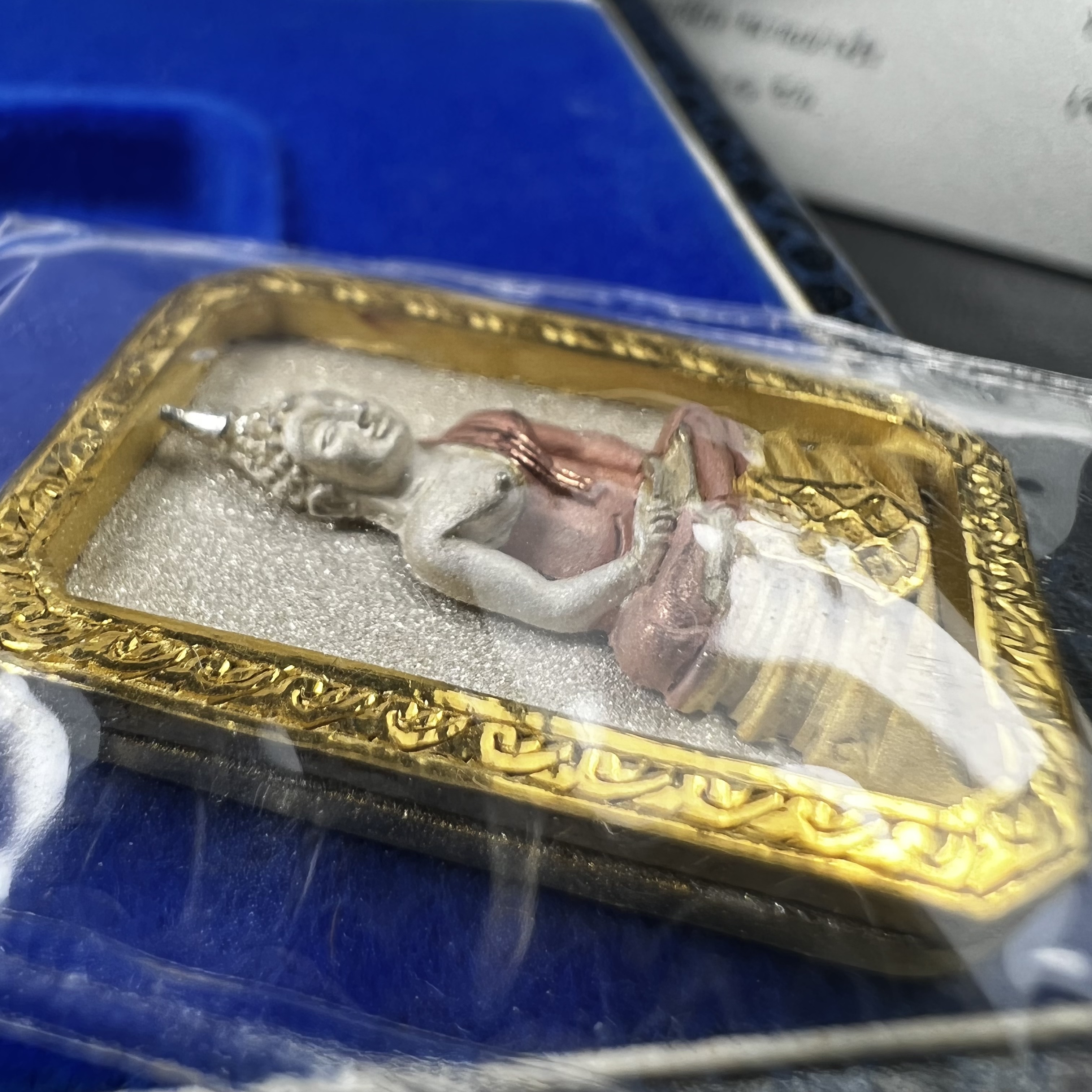 พระพุทธโสธร(หลวงพ่อโสธร) รุ่นสร้างอุโบสถ ปี2539 เนื้อเงินสามกษัตรย์ พิมพ์แปดเหลี่ยม(หายาก) สภาพสวยผิวเดิมซีนซองเดิมกล่องบรรจุการ์ดใบรับรองเดิมครบสมบูรณ์